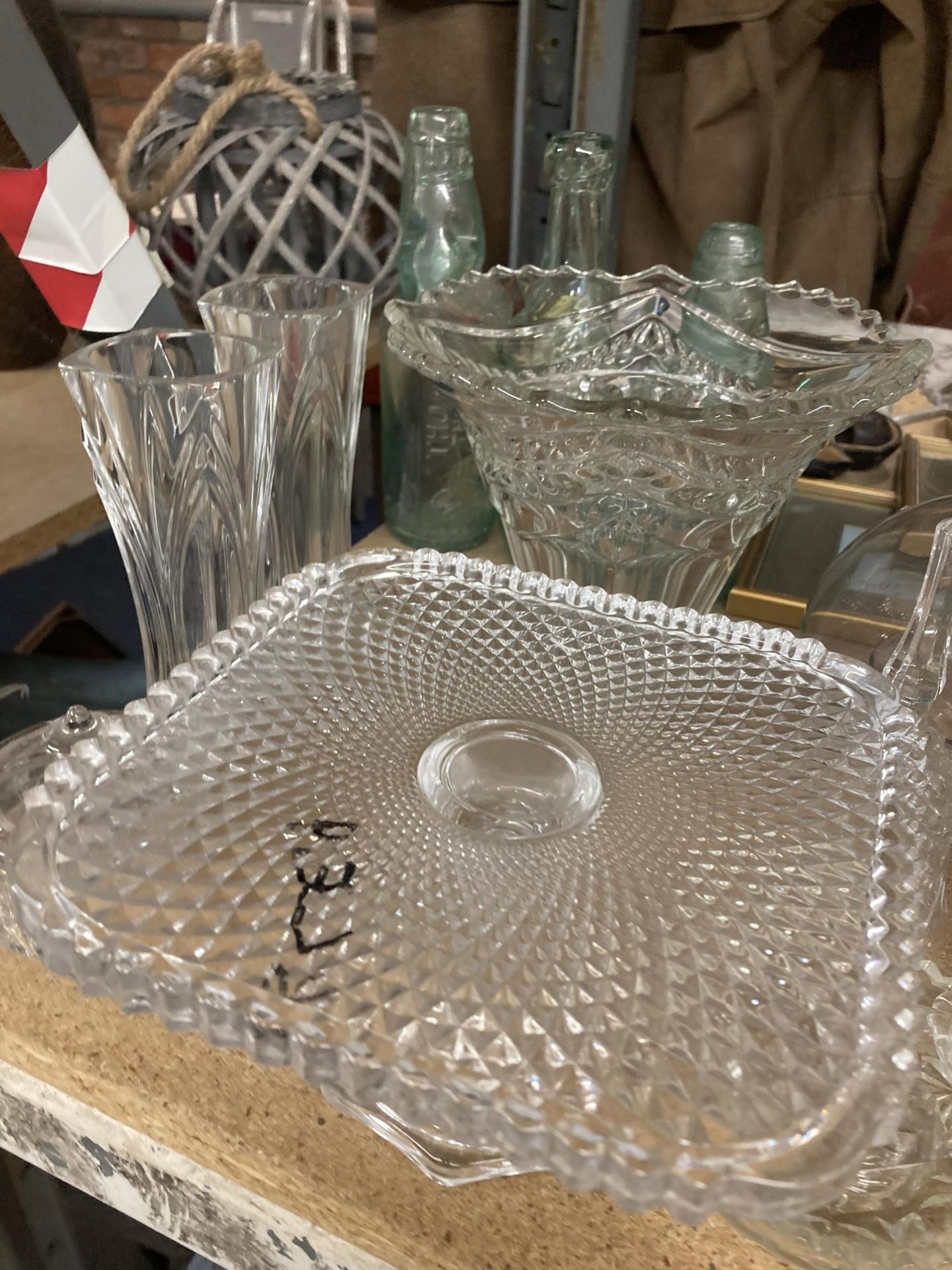 A LARGE QUANTITY OF GLASSWARE TO INCLUDE A CAKE STAND, TRINKET POT, VASES, CANDLESTICK ETC., - Bild 3 aus 5