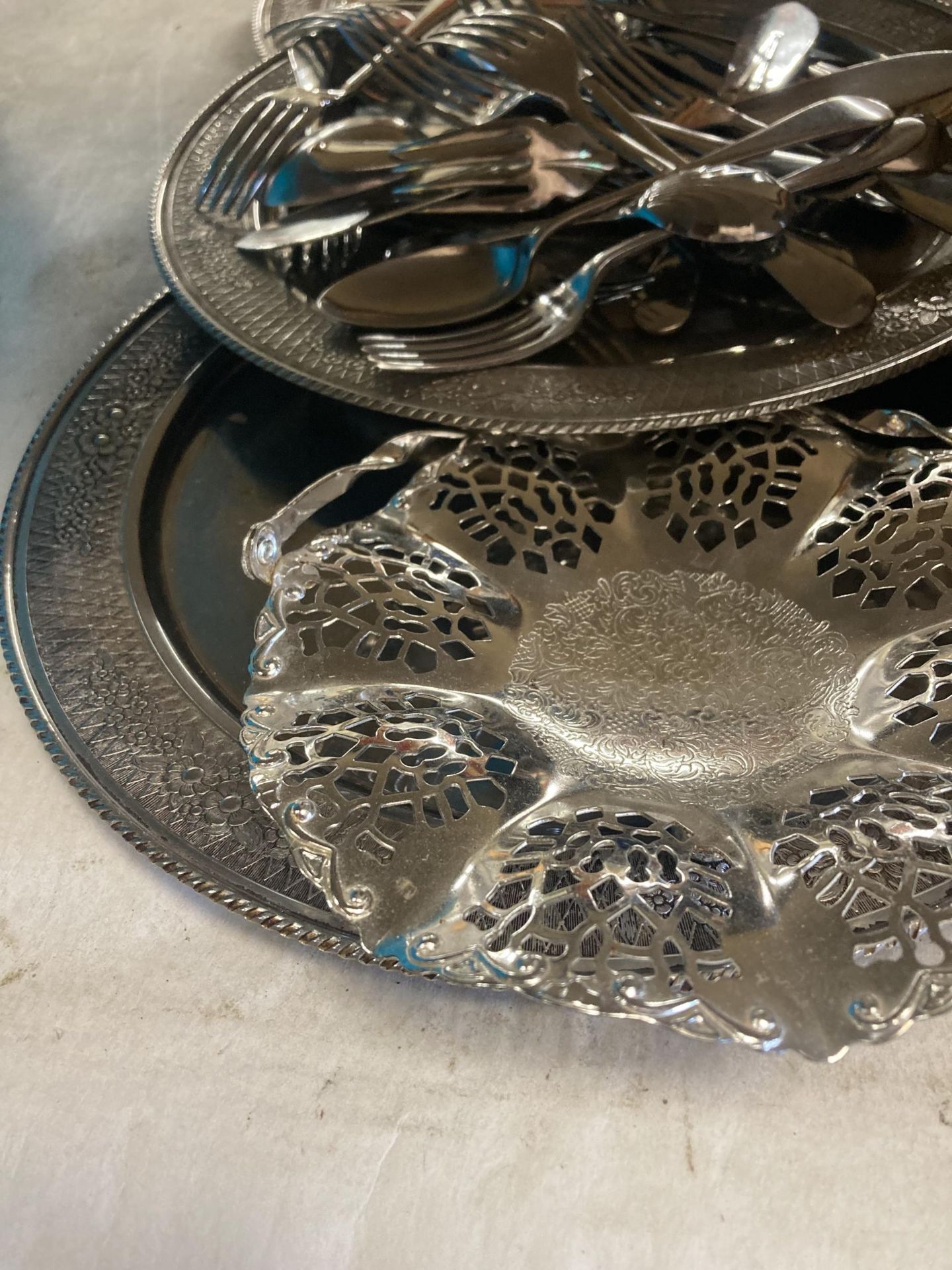 A QUANTITY OF VINTAGE FLATWARE IN A BASKET, PLUS THREE SILVER PLATED TRAYS, ETC - Image 6 of 6