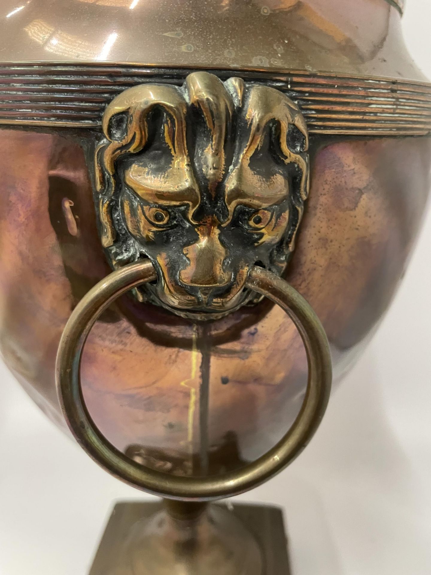 AN EARLY 20TH CENTURY COPPER SAMOVAR WITH LION DESIGN HANDLES - Image 4 of 4