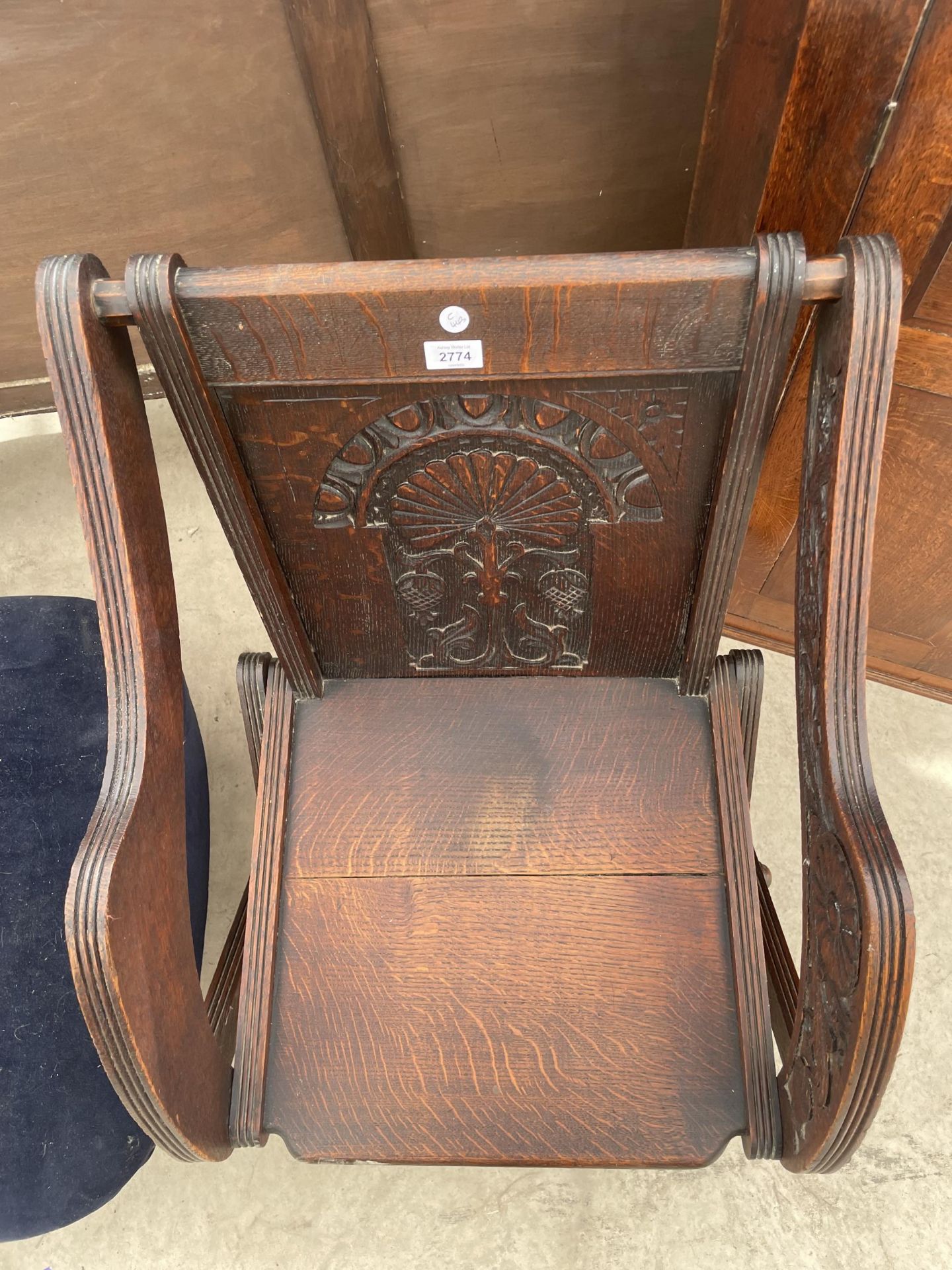 AN OAK LATE 19TH CENTURY GLASTONBURY TYPE CHAIR WITH CARVED BACK PANEL - Image 3 of 4