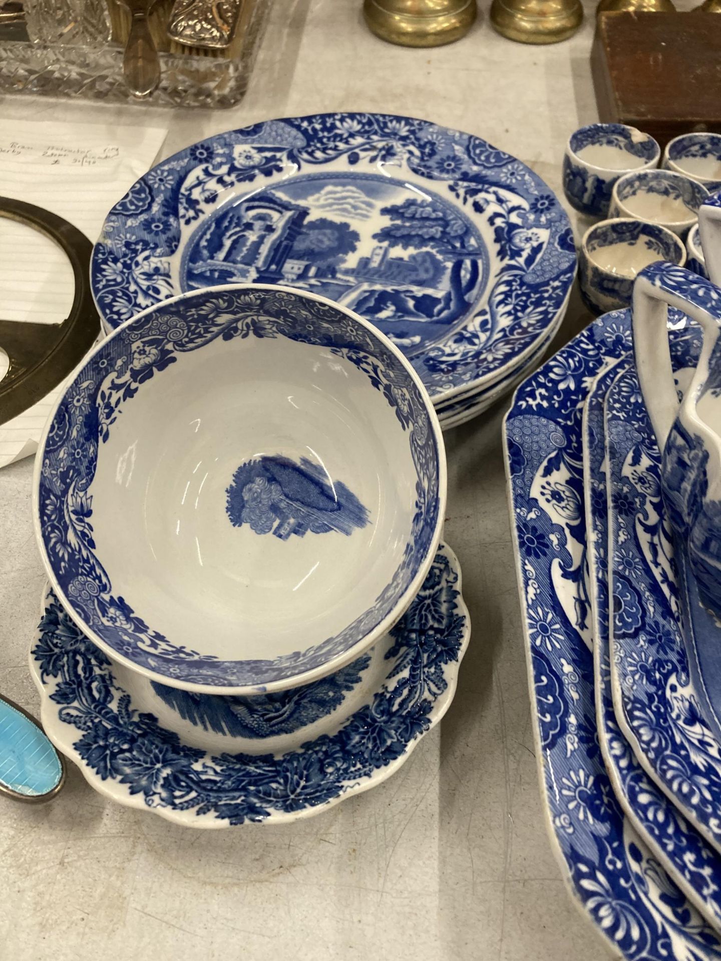 A LARGE COLLECTION OF COPELAND SPODE ITALIAN PATTERN BLUE AND WHITE DINNER WARES TO INCLUDE GRAVY - Bild 4 aus 6