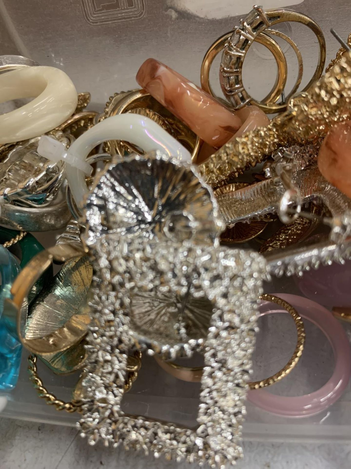 A QUANTITY OF COSTUME JEWELLERY RINGS AND EARRINGS - Image 2 of 4