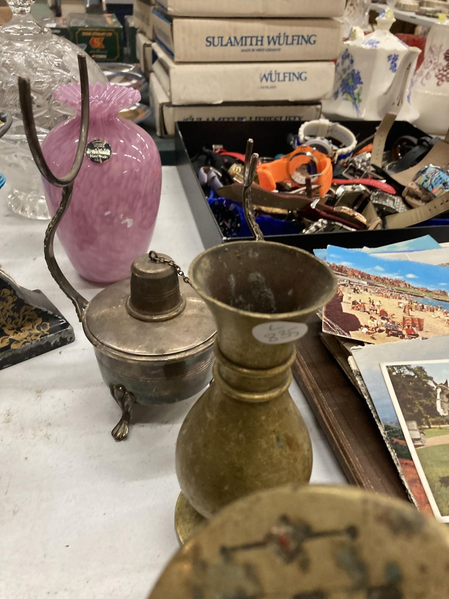 A MIXED LOT TO INCLUDE GLASSWARE, BRASS AND A VINTAGE STAMP EMBOSSER - Image 4 of 6