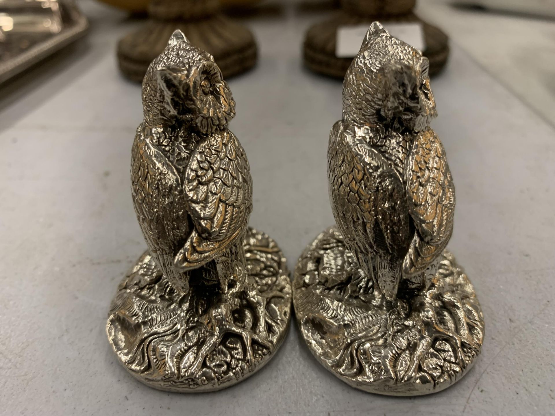 TWO HALLMARKED SILVER FILLED CAMELOT SILVERWARE LTD OWL FIGURES - Bild 3 aus 4