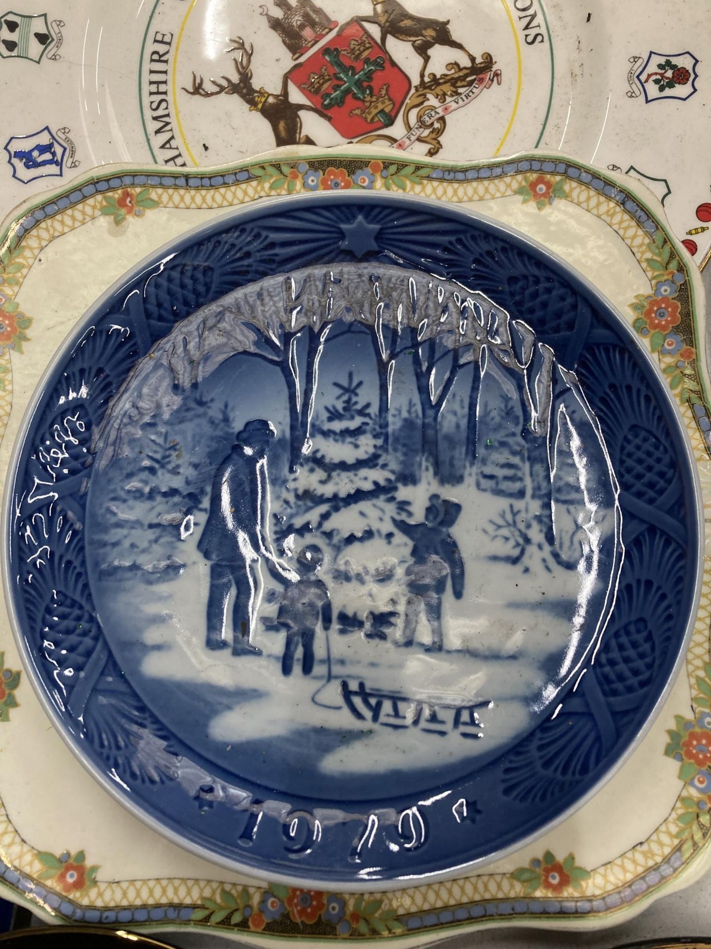 A LARGE QUANTITY OF CERAMICS TO INCLUDE ROYAL COPENHAGEN CHRISTMAS PLATES, STORAGE JARS, CABINET - Image 5 of 7