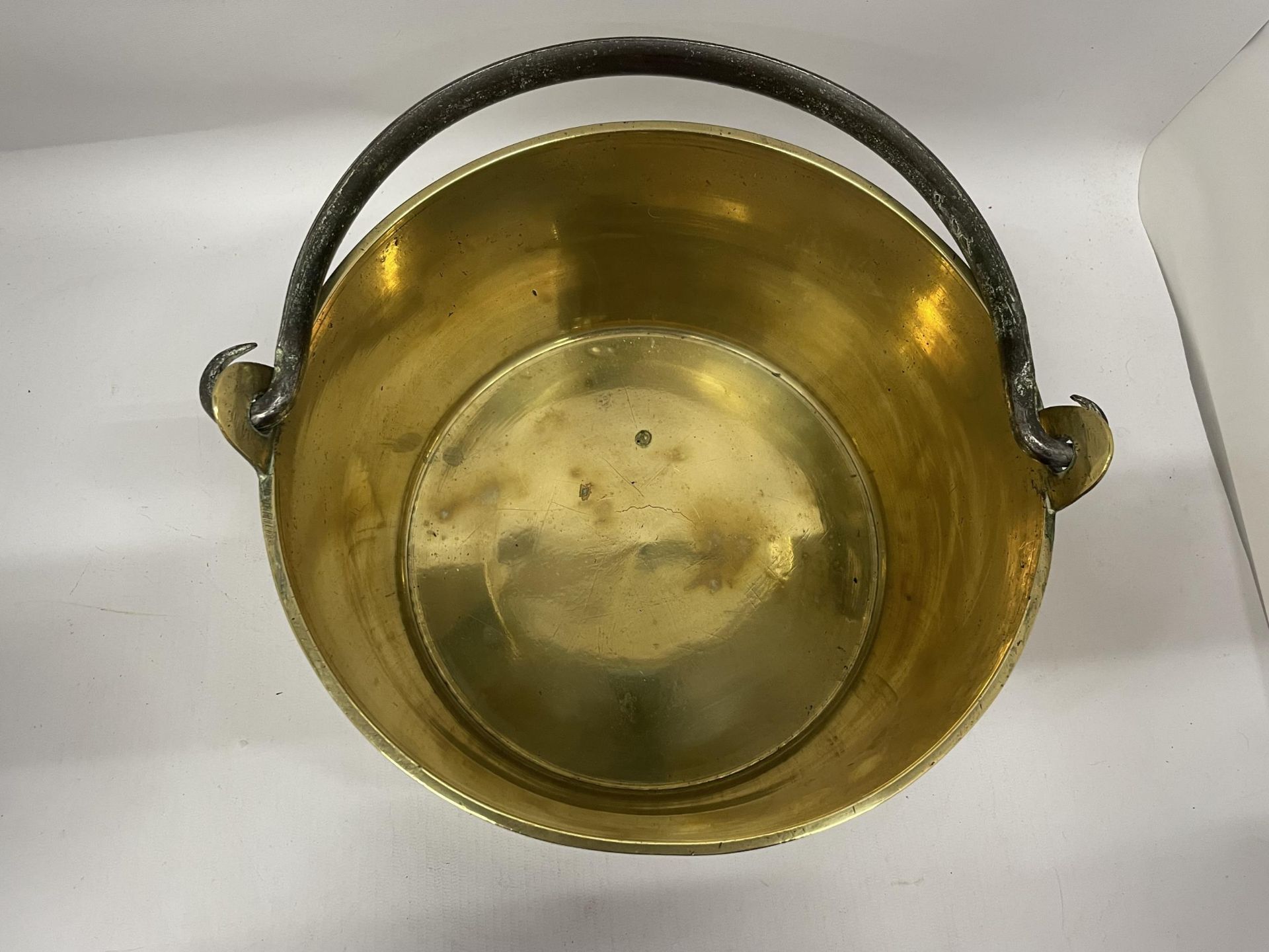 A VINTAGE BRASS JAN PAN WITH CAST HANDLE - Image 3 of 3