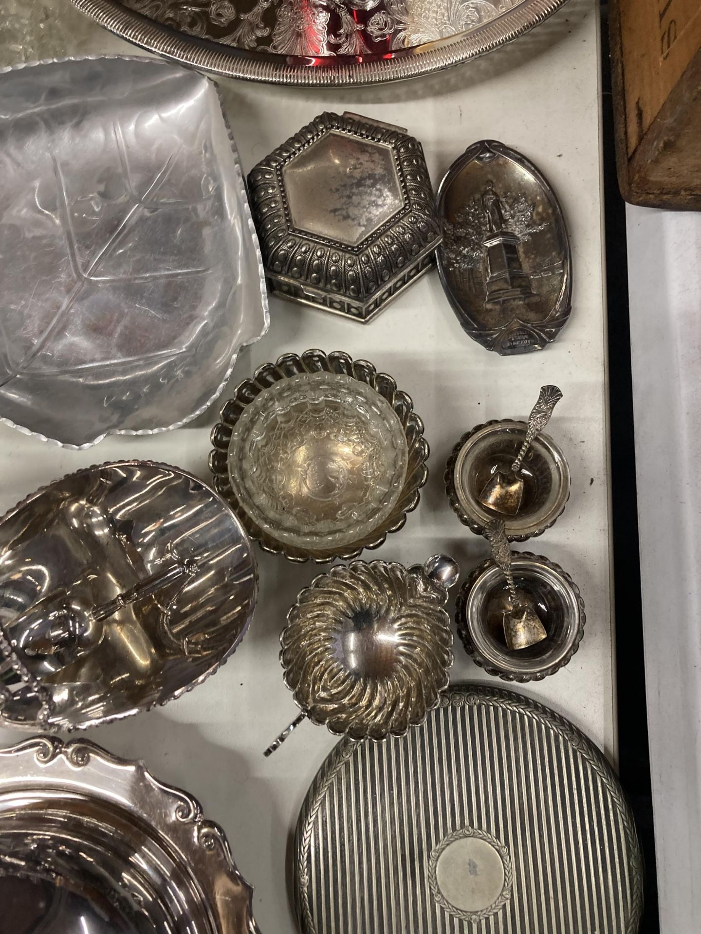 A LARGE QUANTITY OF SILVER PLATE TO INCLUDE A BUTTER DISH, MIRROR, FLOUR SHAKER, TRAY, NAPKINS, - Image 4 of 6