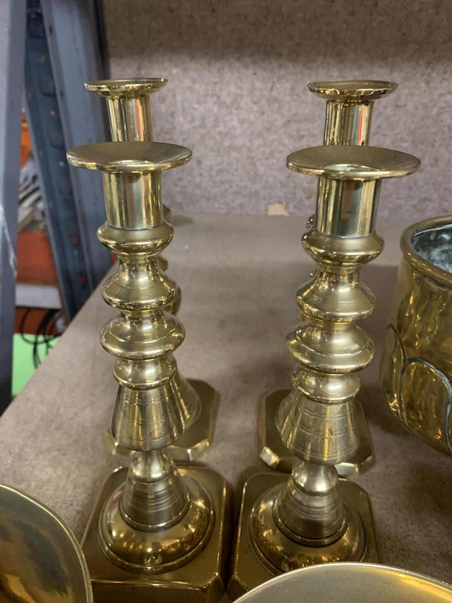 A LARGE QUANTITY OF BRASSWARE TO INCLUDE CANDLESTICKS, PLANTER, PANS, BELLS, ETC., - Image 5 of 5