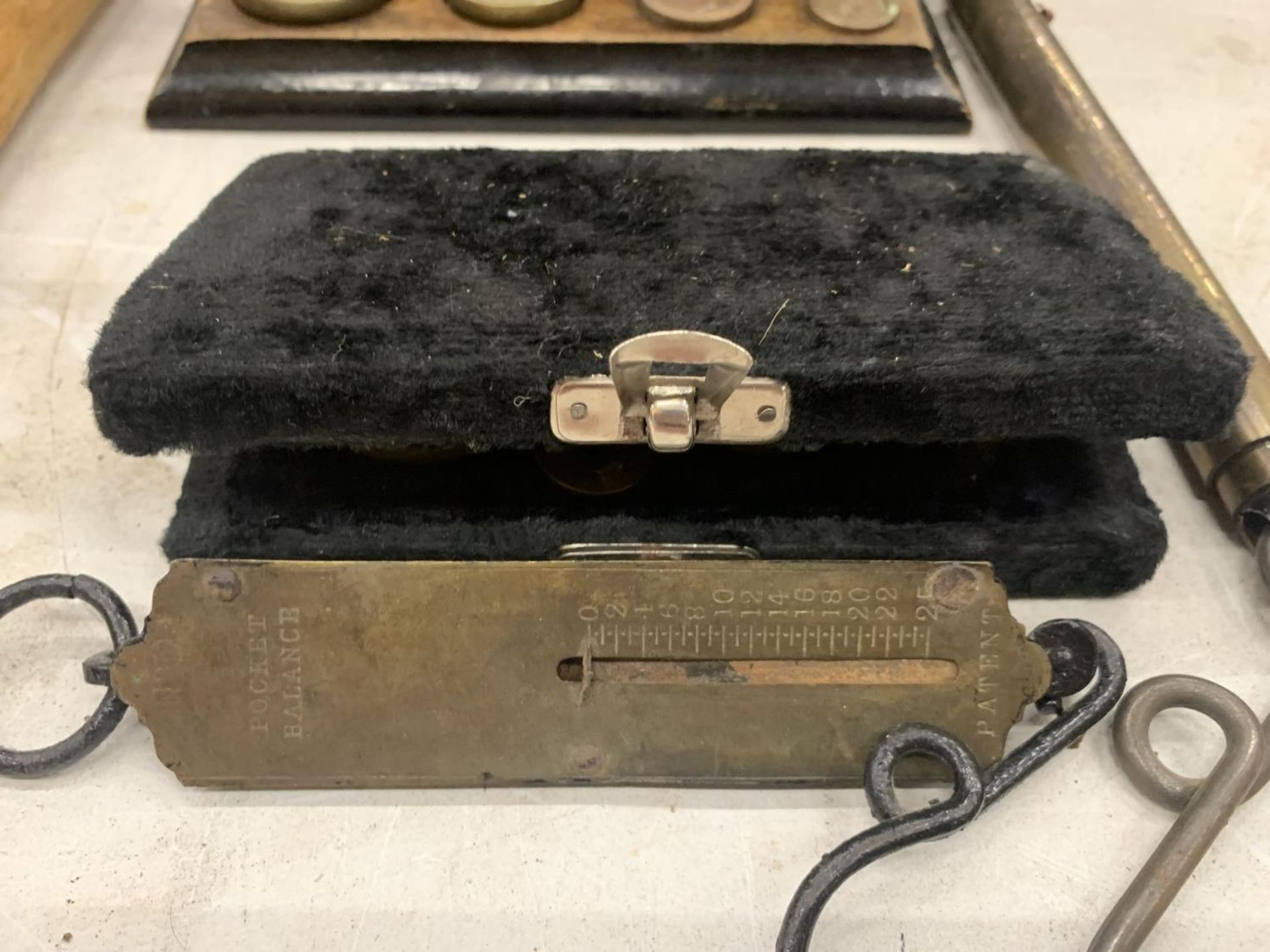 THREE SETS OF VINTAGE BRASS SCALES TO INCLUDE POSTAL SCALES - Image 5 of 5