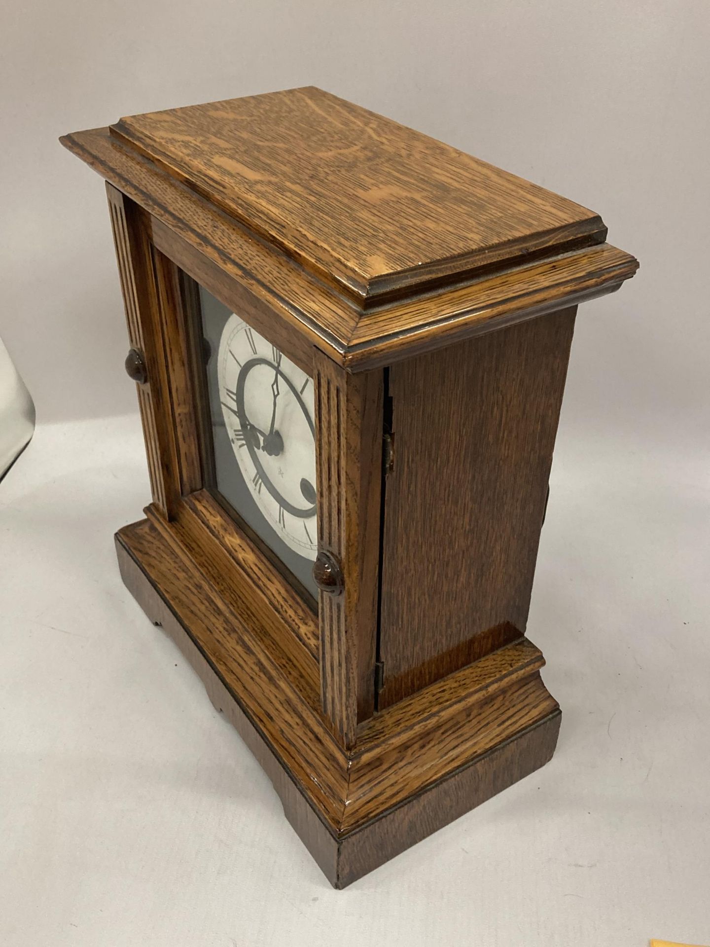 AN EARLY 20TH CENTURY JUNGHANS, GERMAN, OAK CASED CHIMING MANTLE CLOCK WITH KEY - Image 4 of 5