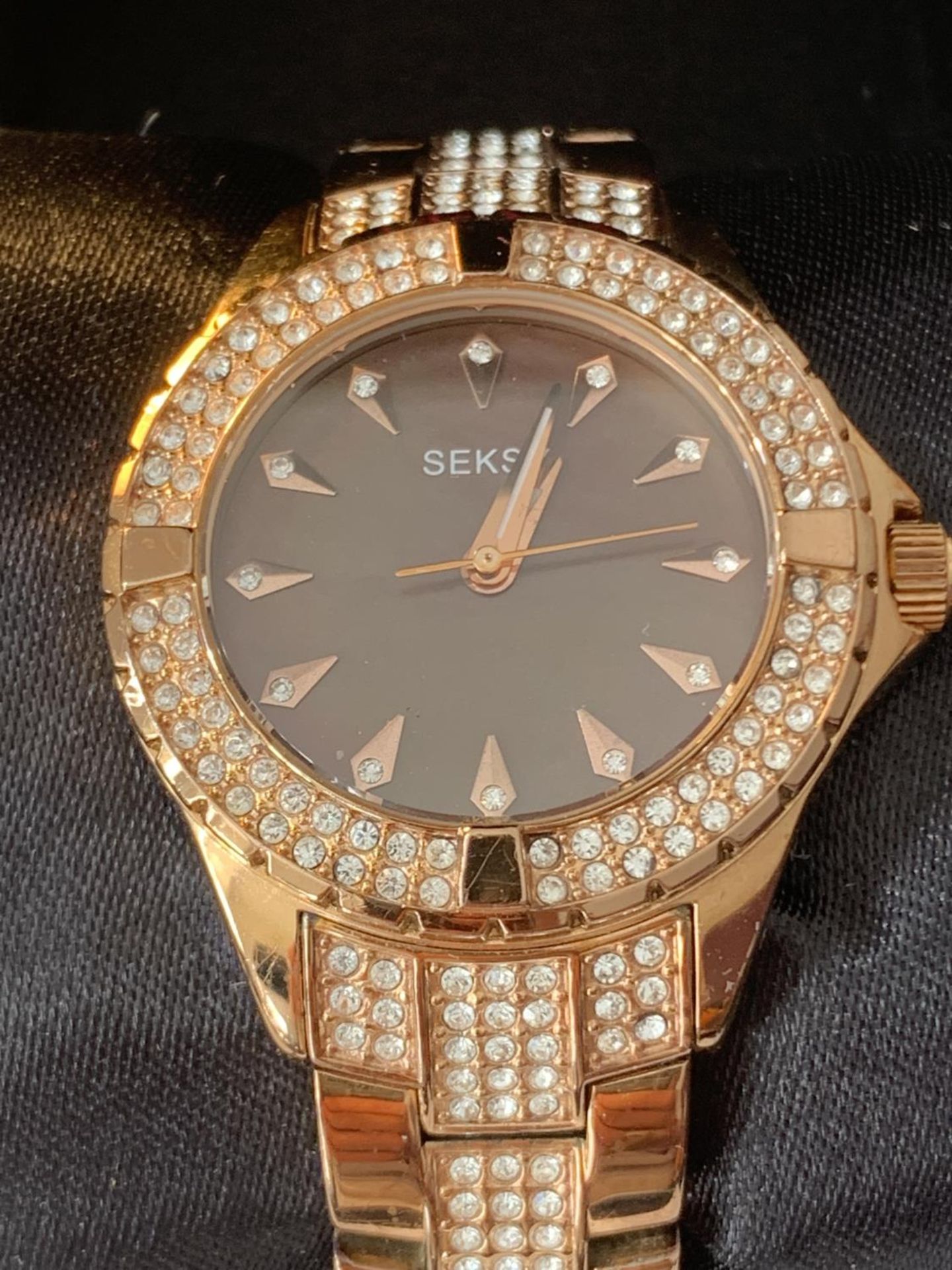 A SEKSY WRISTWATCH IN A PRESENTATION BOX SEEN WORKING BUT NO WARRANTY - Image 2 of 3