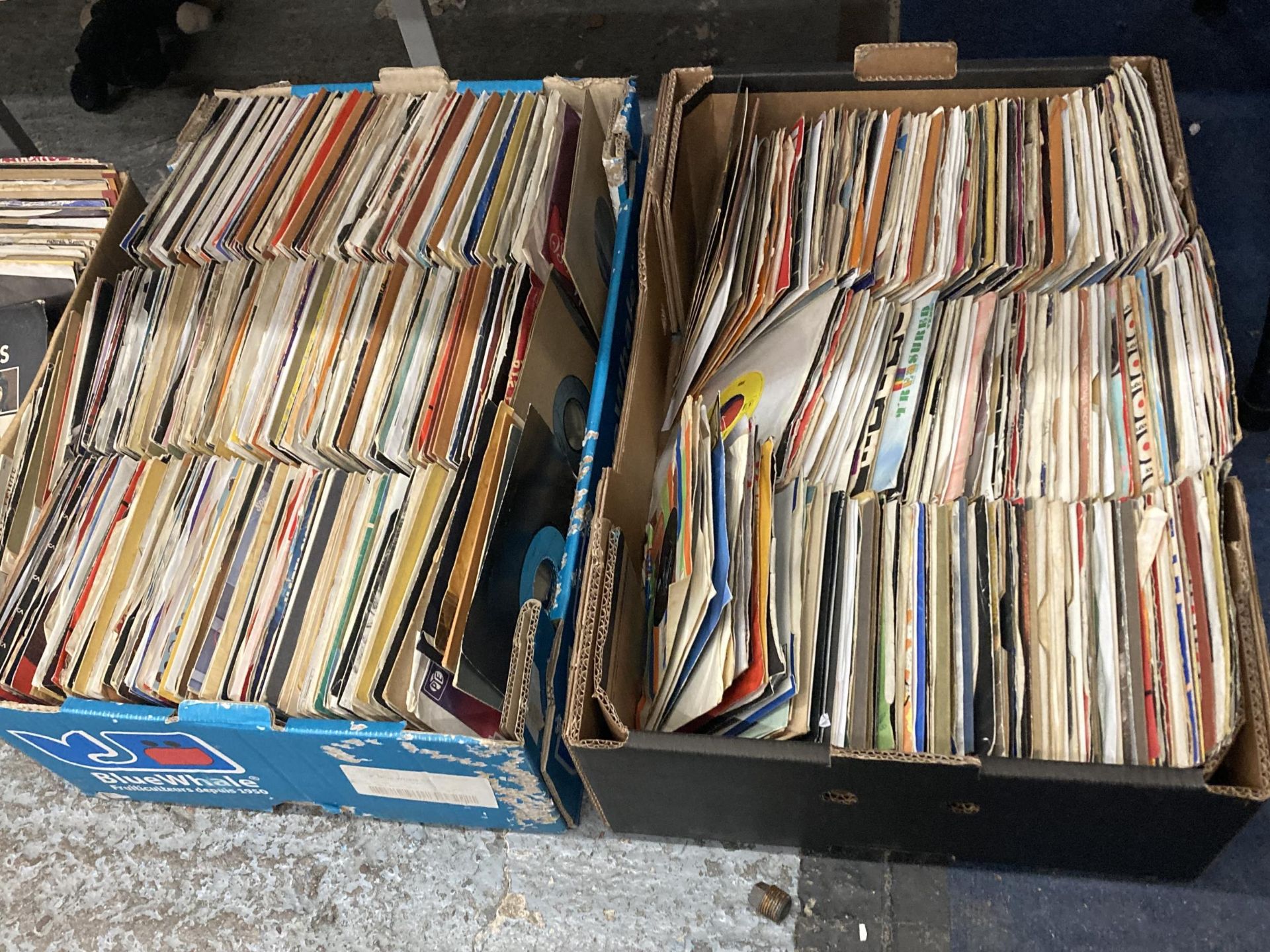 A LARGE QUANTITY OF 45RPM VINYL SINGLE RECORDS FROM 1960'S ONWARDS TO INCLUDE CONWAY TWITTY, JOHN