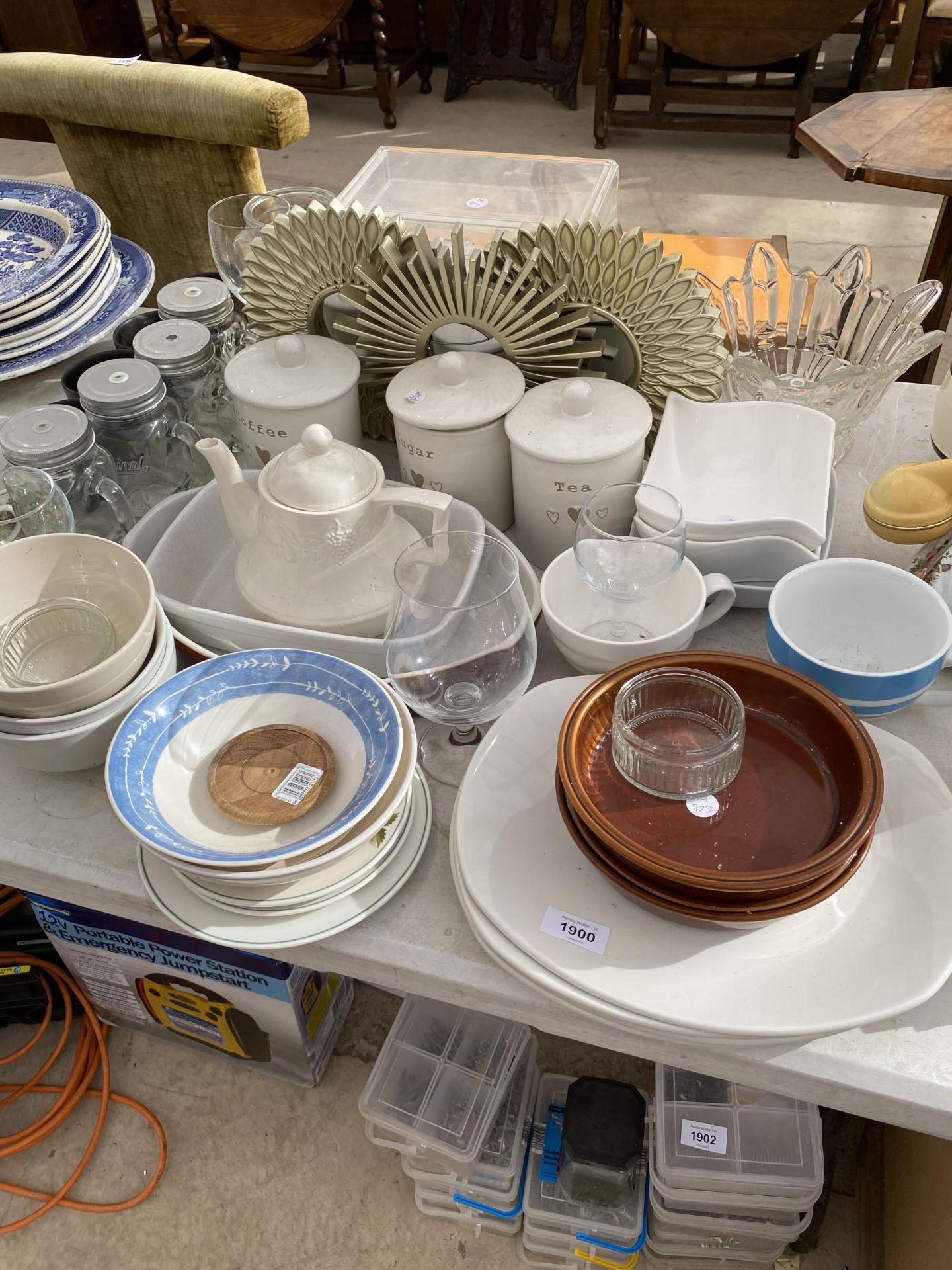 AN ASSORTMENT OF CERMAIC ITEMS TO INCLUDE A ROYAL ALBERT TELEPHONE, CADDIES AND CUPS ETC - Image 3 of 4