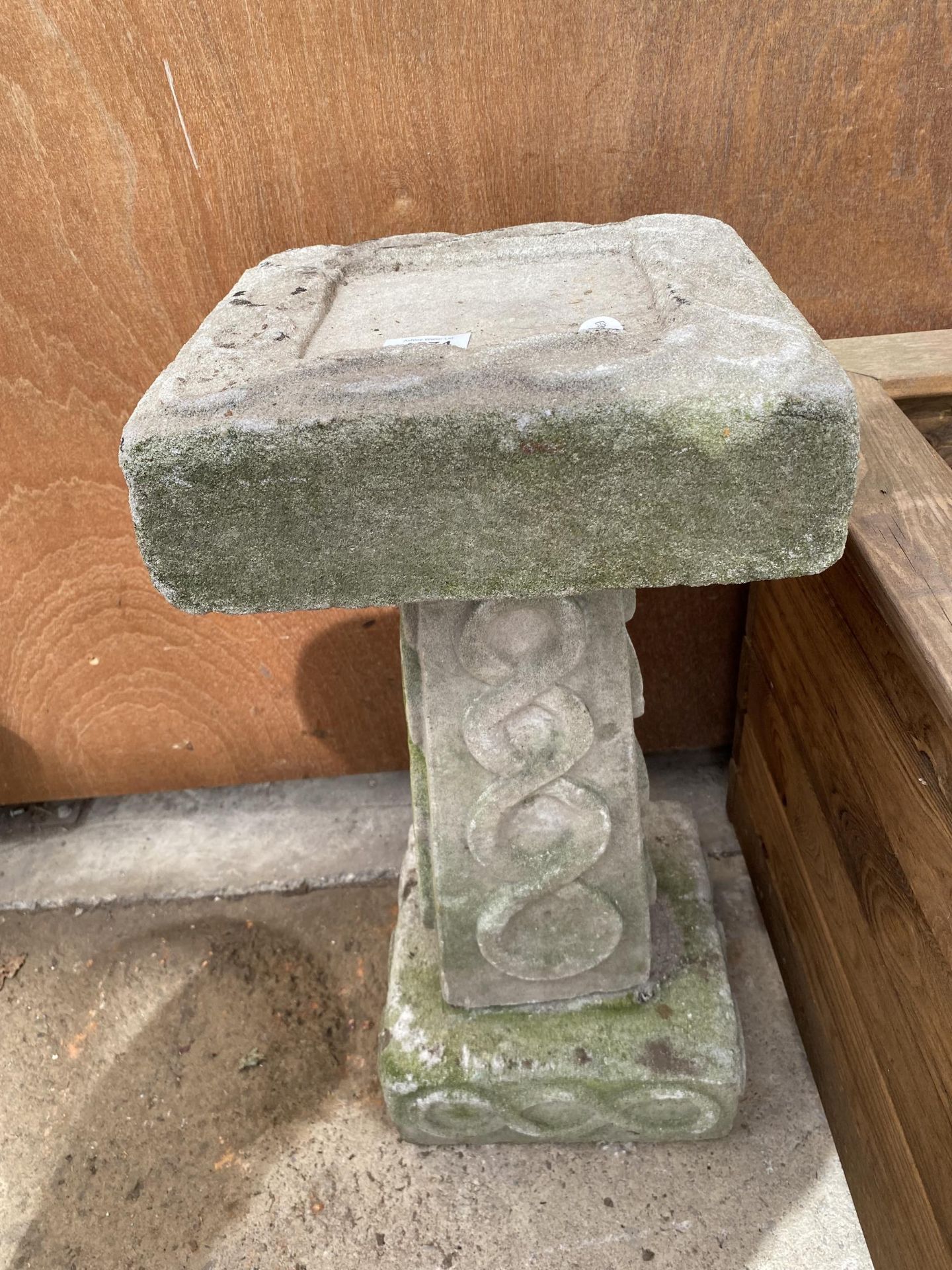 A RECONSTITUTED STONE BIRD BATH WITH PEDESTAL BASE (H:58CM)