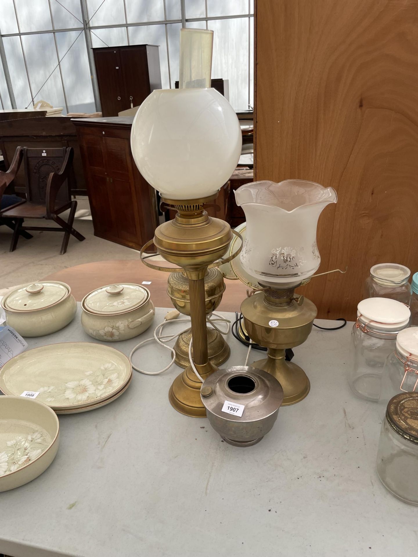 AN ASSORTMENT OF VINTAGE OIL LAMPS AND TABLE LAMPS