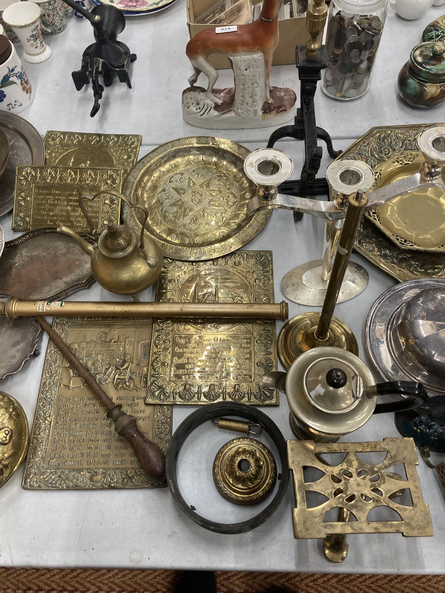 A LARGE QUANTITY OF ITEMS TO INCLUDE BRASS PLAQUES, PLATES, BOWLS, CANDLEABRA, SERVING DISHES, - Image 3 of 10