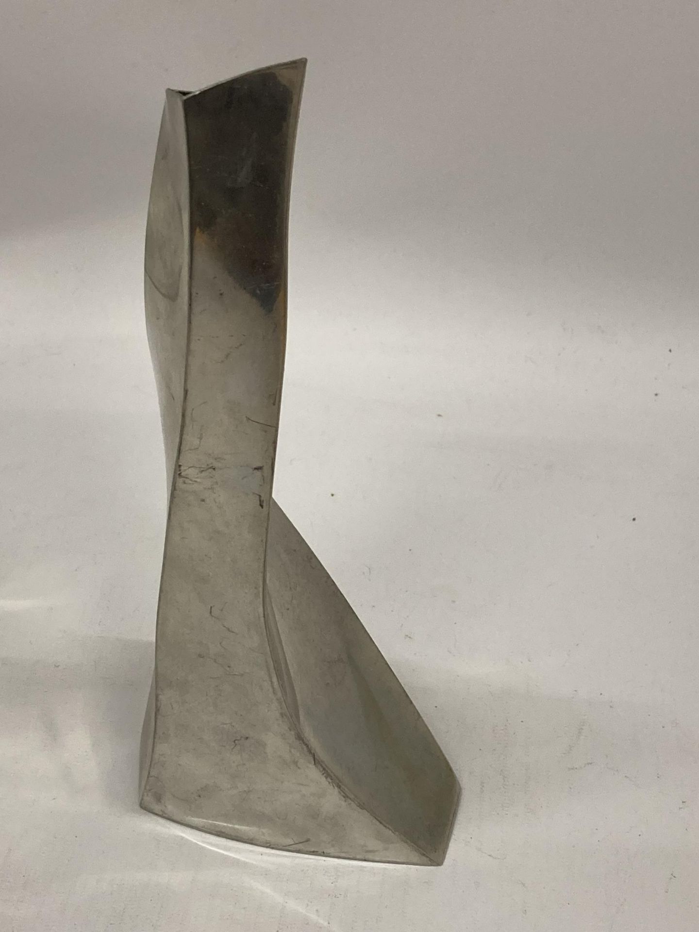 A CATHERINE TUTT, SHEFFIELD ABSTRACT DESIGN PEWTER TWIST VASE, HEIGHT 25CM, SIGNED TO BASE - Image 2 of 3