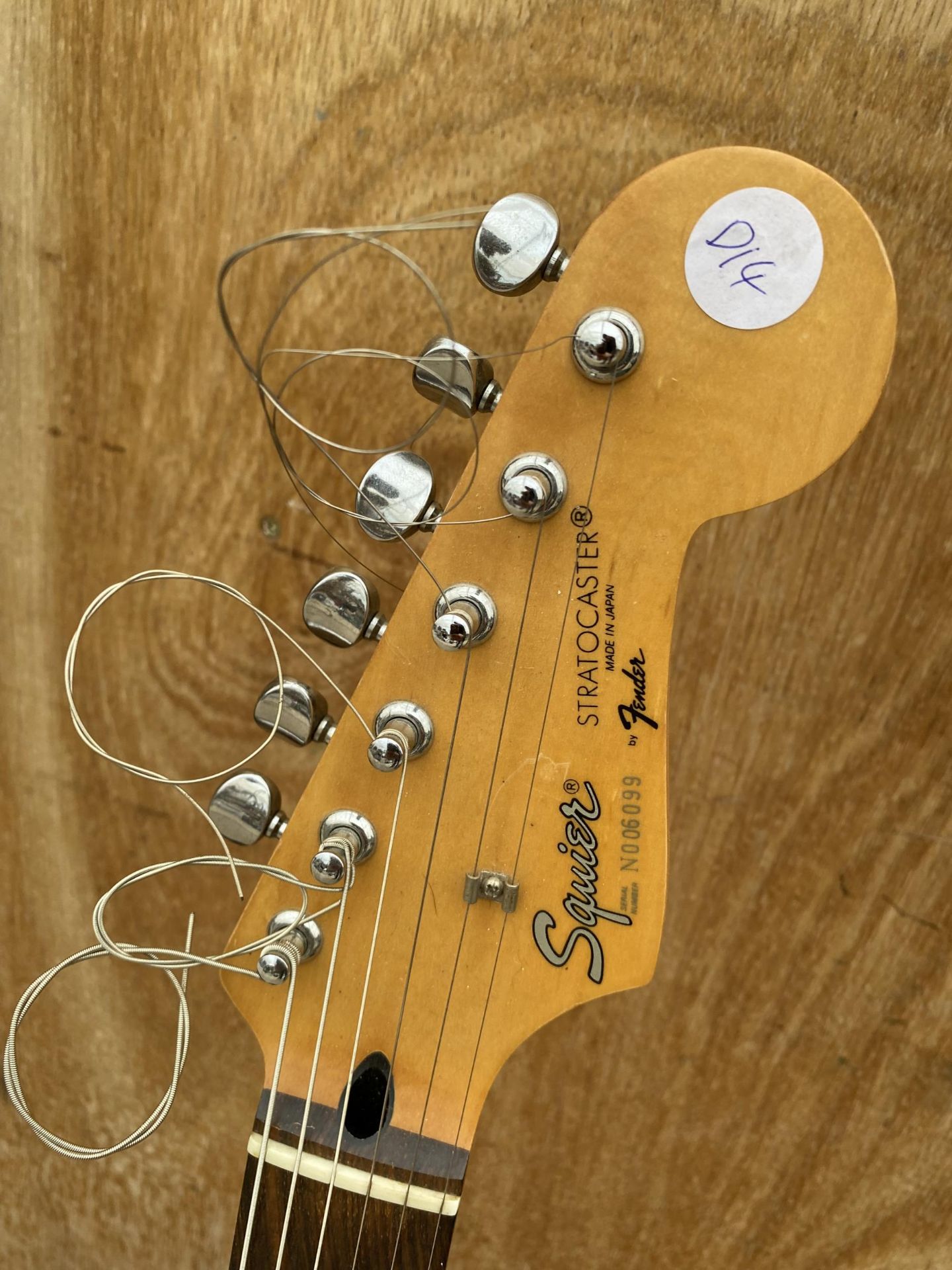 A BLACK SQUIRE STRATOCASTER BY FENDER ELECTRIC GUITAR (SERIAL NUMBER: N006099) - Image 3 of 4