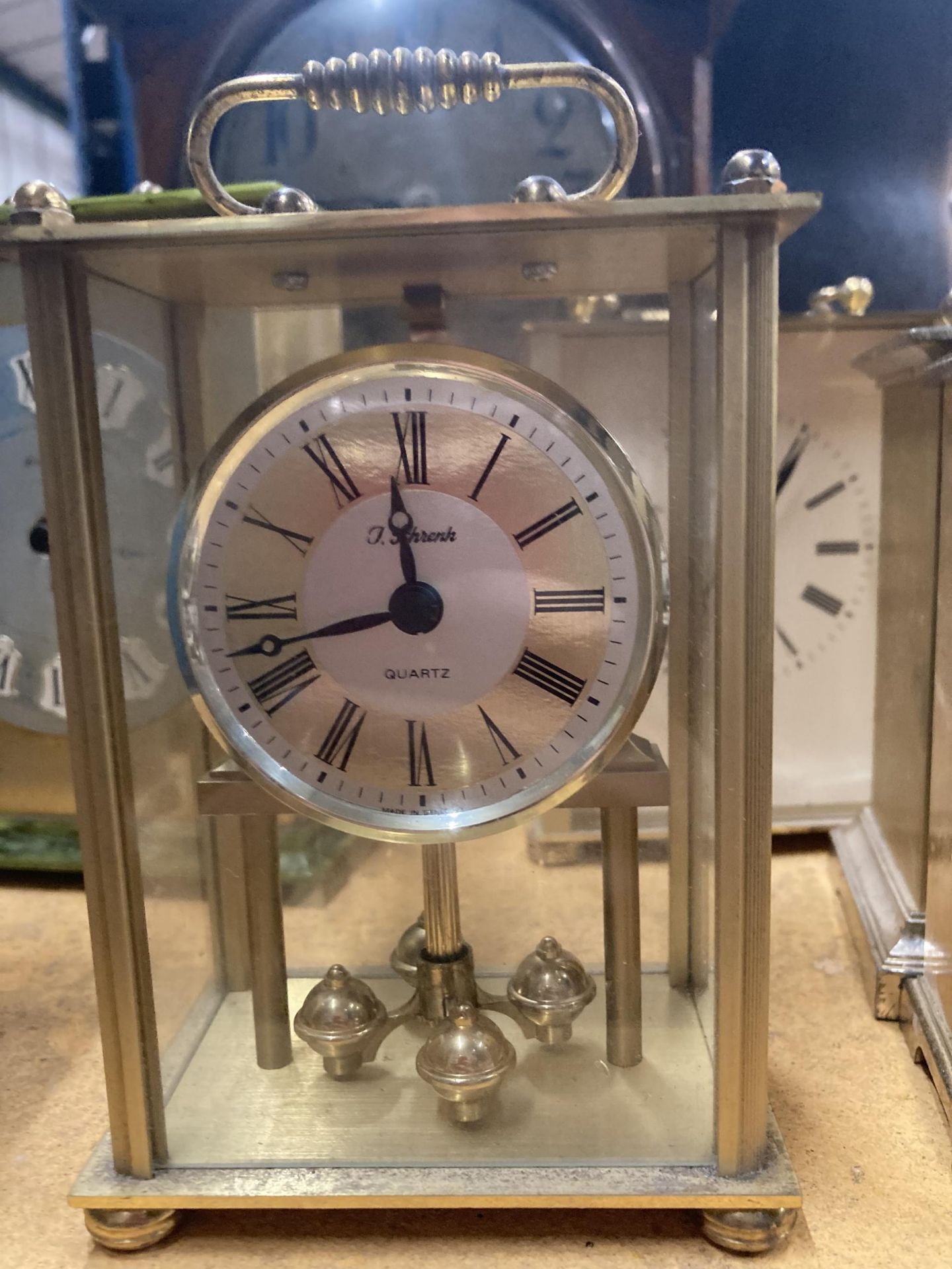 A QUANTITY OF CLOCKS TO INCLUDE A CASED MAHOGANY MANTLE CLOCK AND VARIOUS CARRIAGE CLOCKS TO - Image 5 of 6