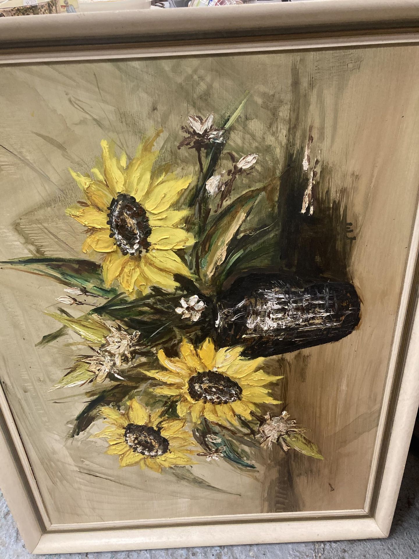 A LARGE FRAMED STILL LIFE OIL PAINTING OF SUNFLOWERS IN A VASE 69CM X 89CM PLUS A LIMITED EDITION - Image 4 of 5