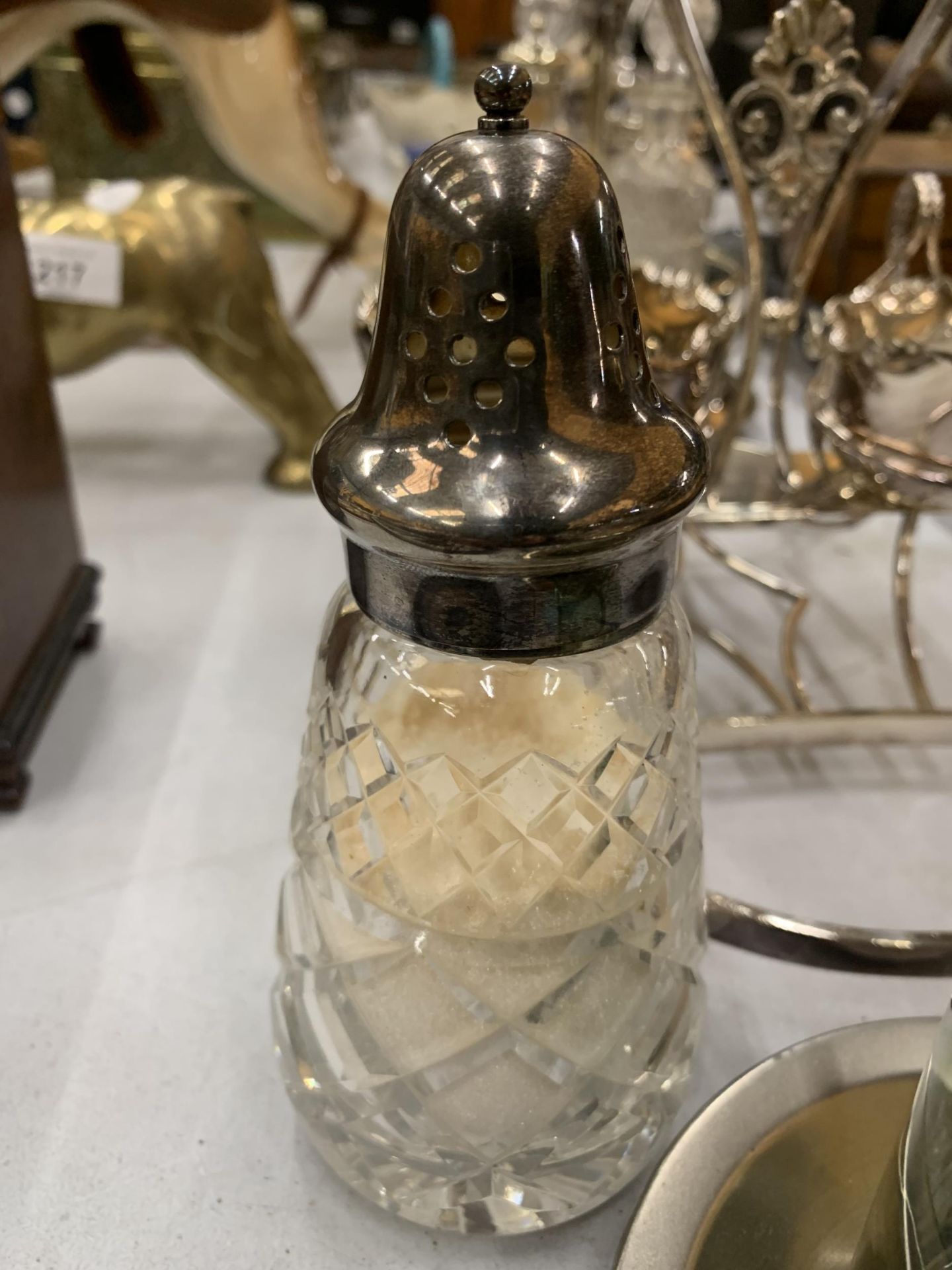 A QUANTITY OF SILVER PLATE AND GLASS CONDIMENTS TO INCLUDE A SUGAR SHAKER, PRESERVE POT, ETC - Image 3 of 5