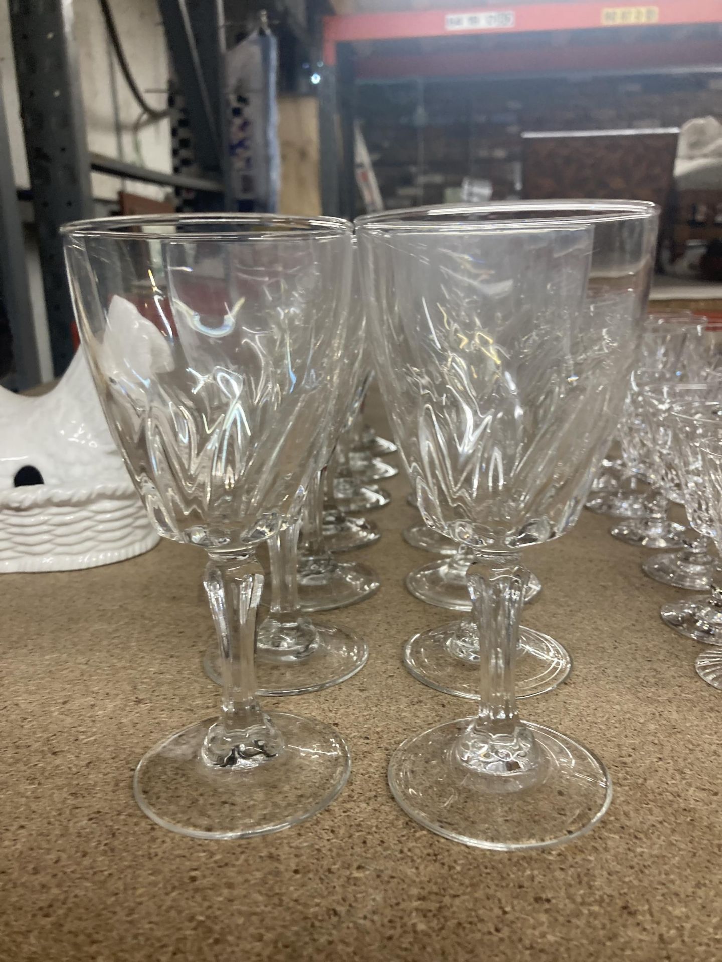 A QUANTITY OF GLASSES TO INCLUDE WINE AND CUT GLASS SHERRY AND PORT GLASSES - Bild 4 aus 5