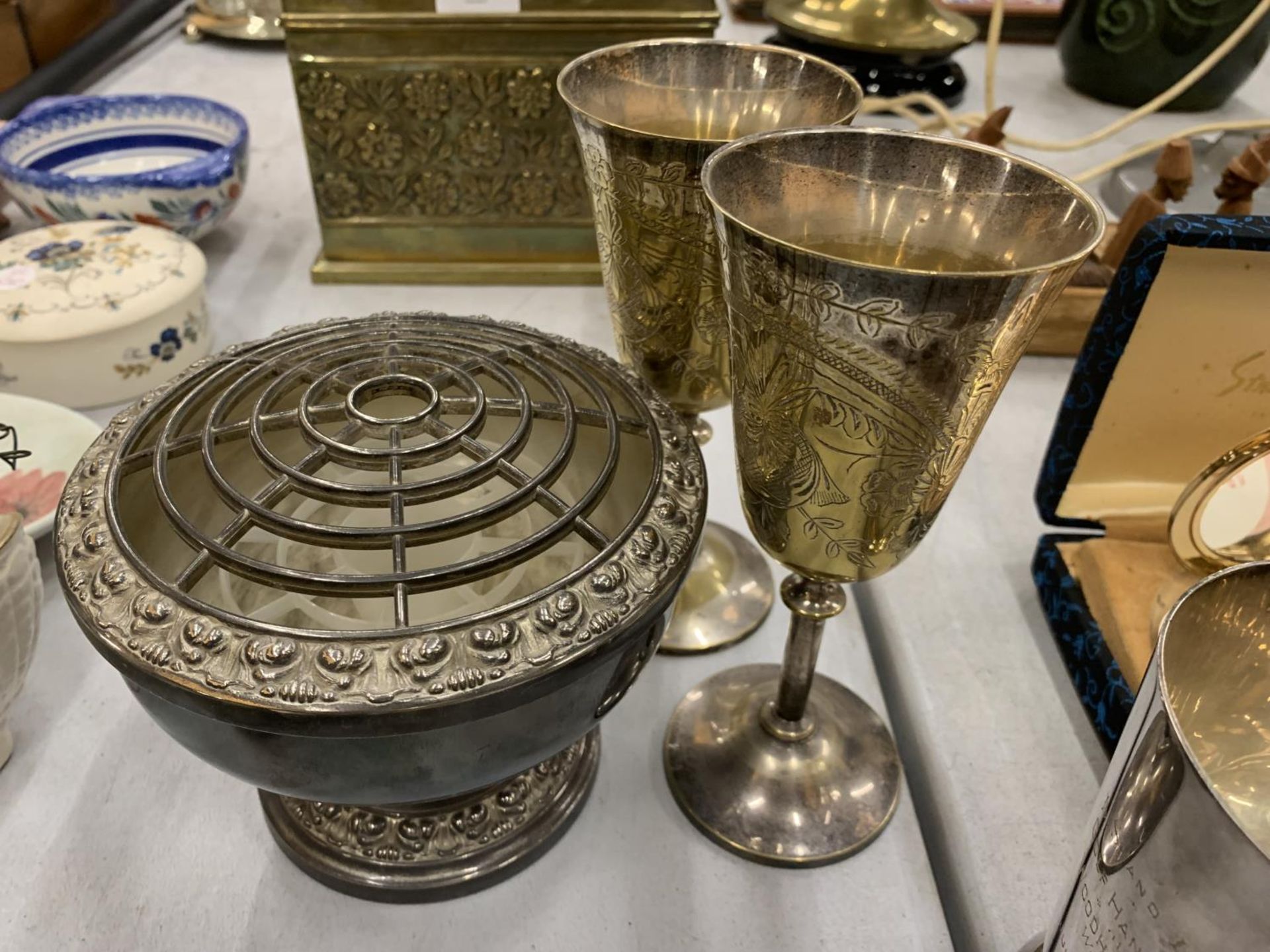 A QUANTITY OF SILVER PLATED ITEMS TO INCLUDE GOBLETS, TANKARDS, A ROSE BOWL, ETC - Image 4 of 5