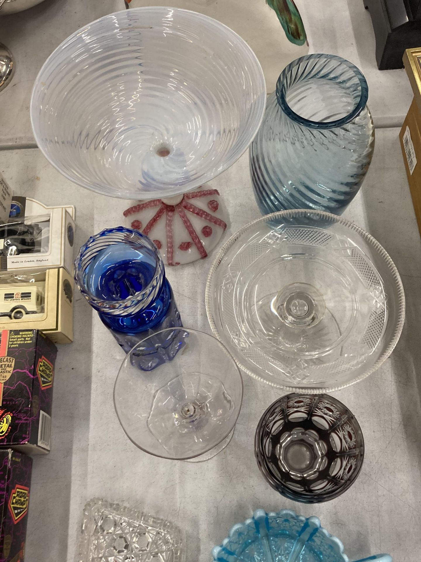 A QUANTITY OF GLASSWARE TO INCLUDE A TAZA DISH, VASES, BOWLS, GLASSES, ETC - Bild 3 aus 5