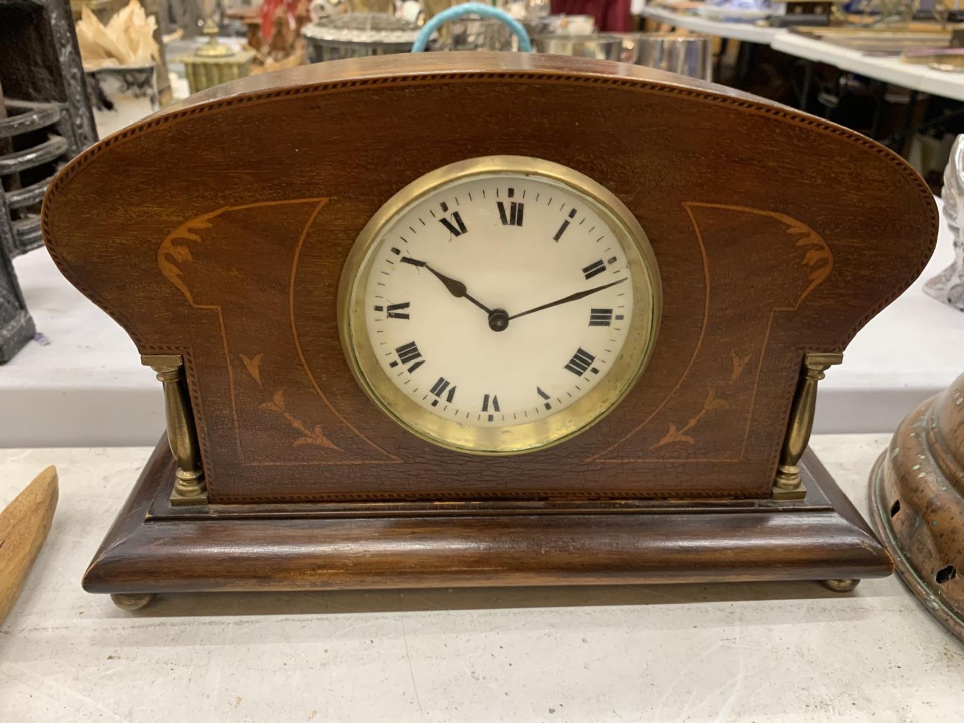 A JAPY FRERES FRENCH MANTLE CLOCK WITH KEY HEIGHT 18CM, LENGTH 27CM