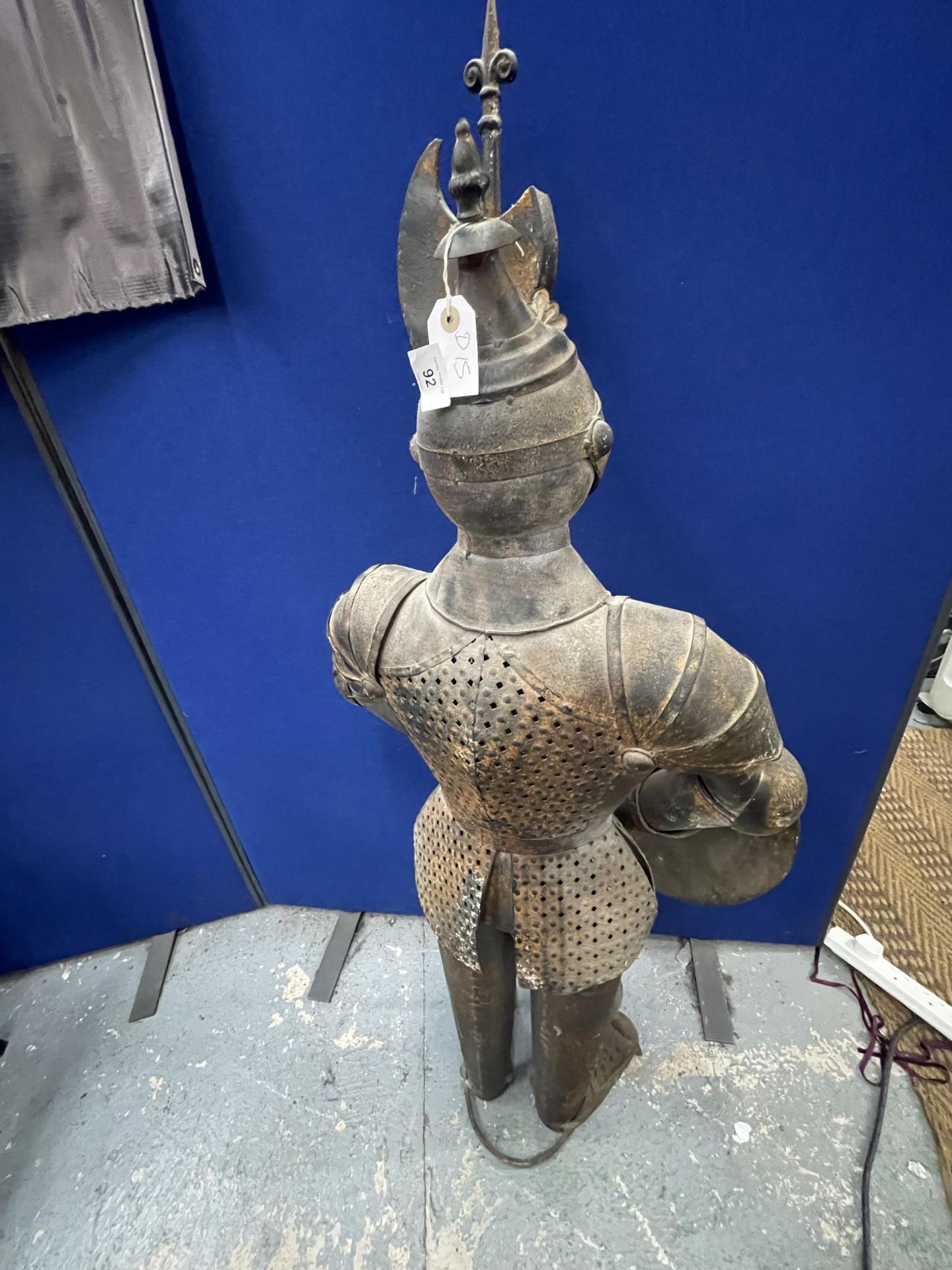 A LARGE METAL MODEL OF A MEDIVIAL KNIGHT, HEIGHT 139CM - Image 4 of 5