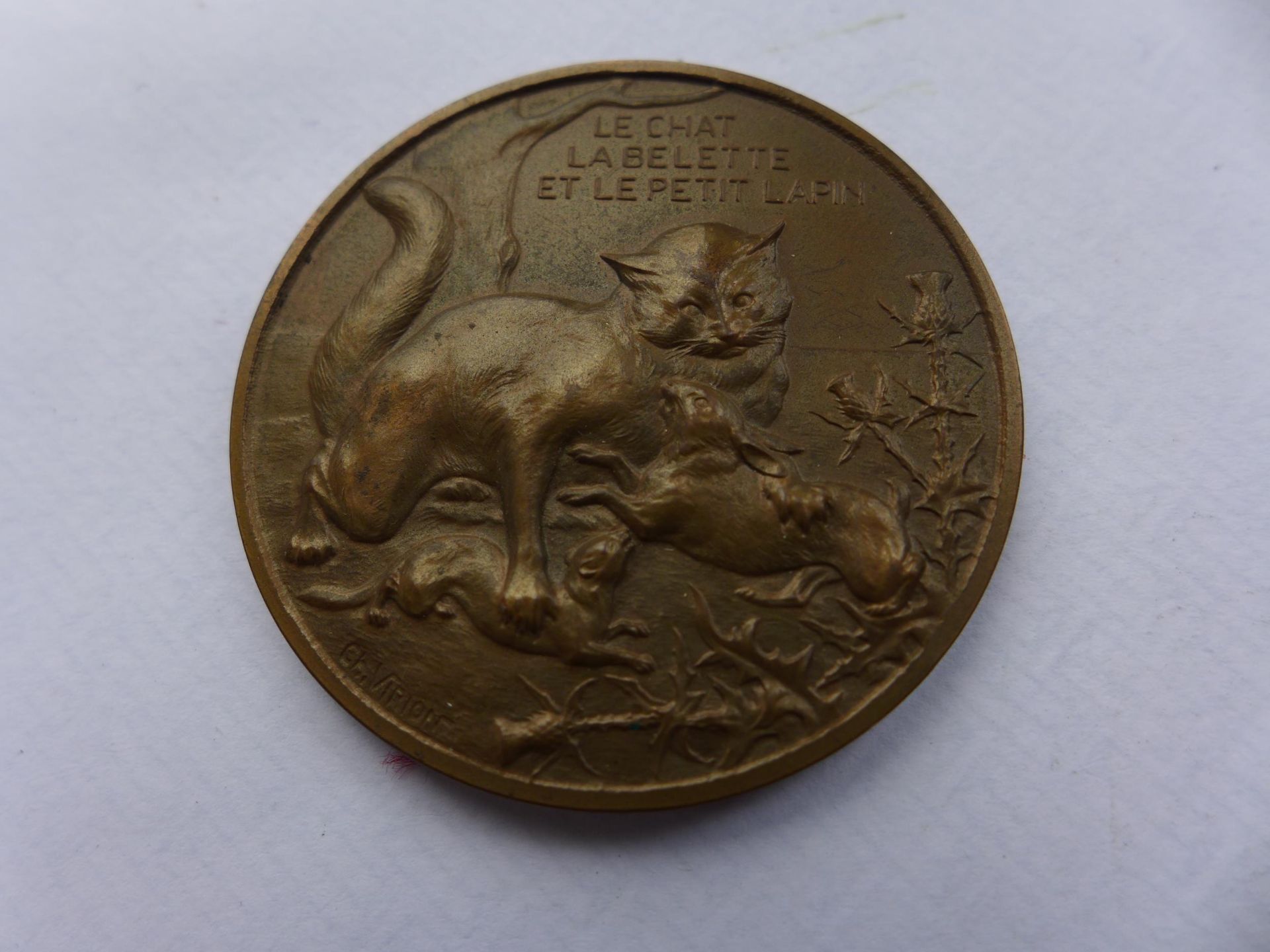 A FRENCH BRONZE LE CHAT, LA BELETTE ET LE PETIT LAPIN UNIFACE MEDAL, 40MM