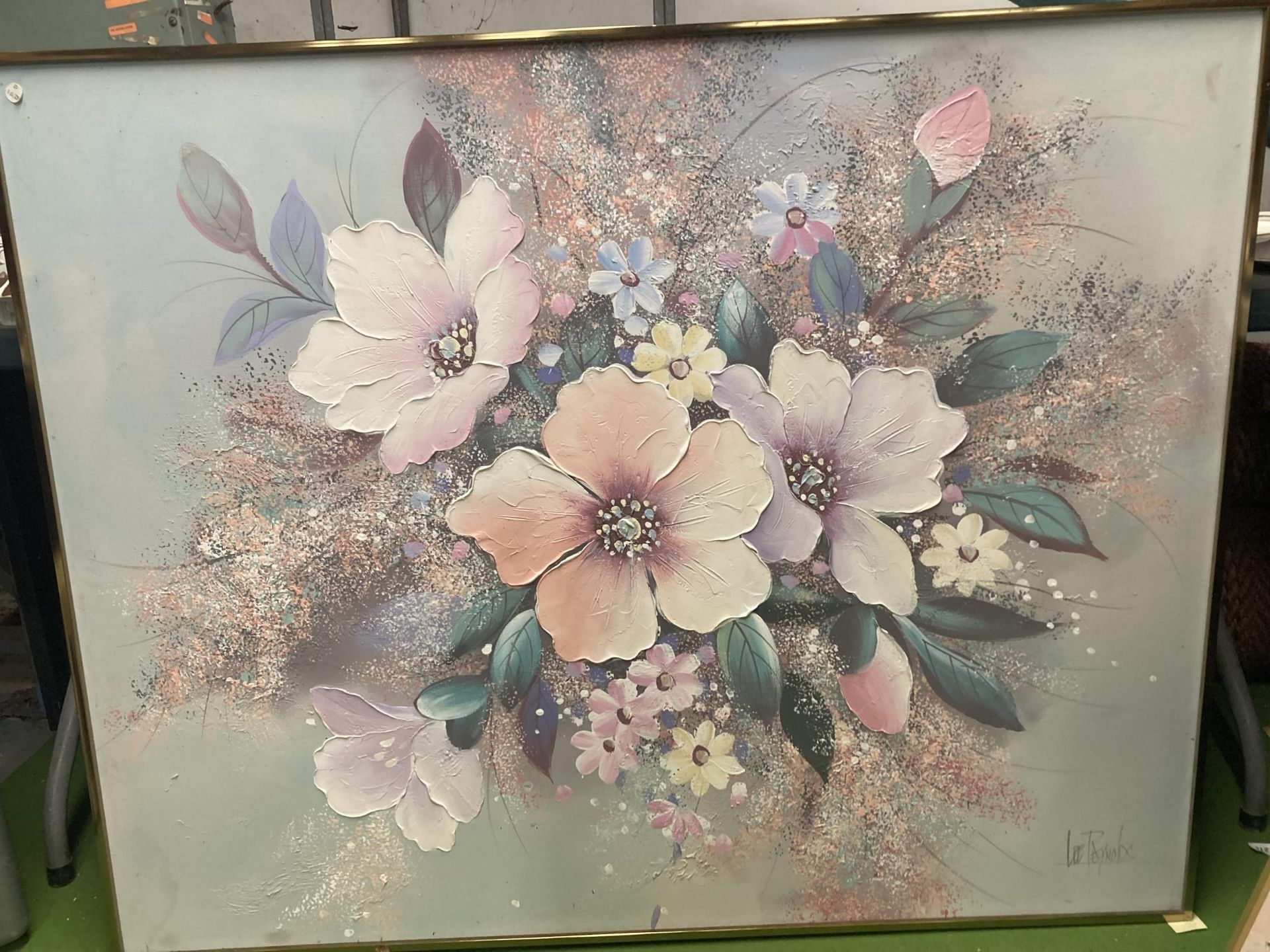 A LARGE FLORAL OIL ON CANVAS PAINTING SIGNED LEE REYNOLDS 128CM X 102CM
