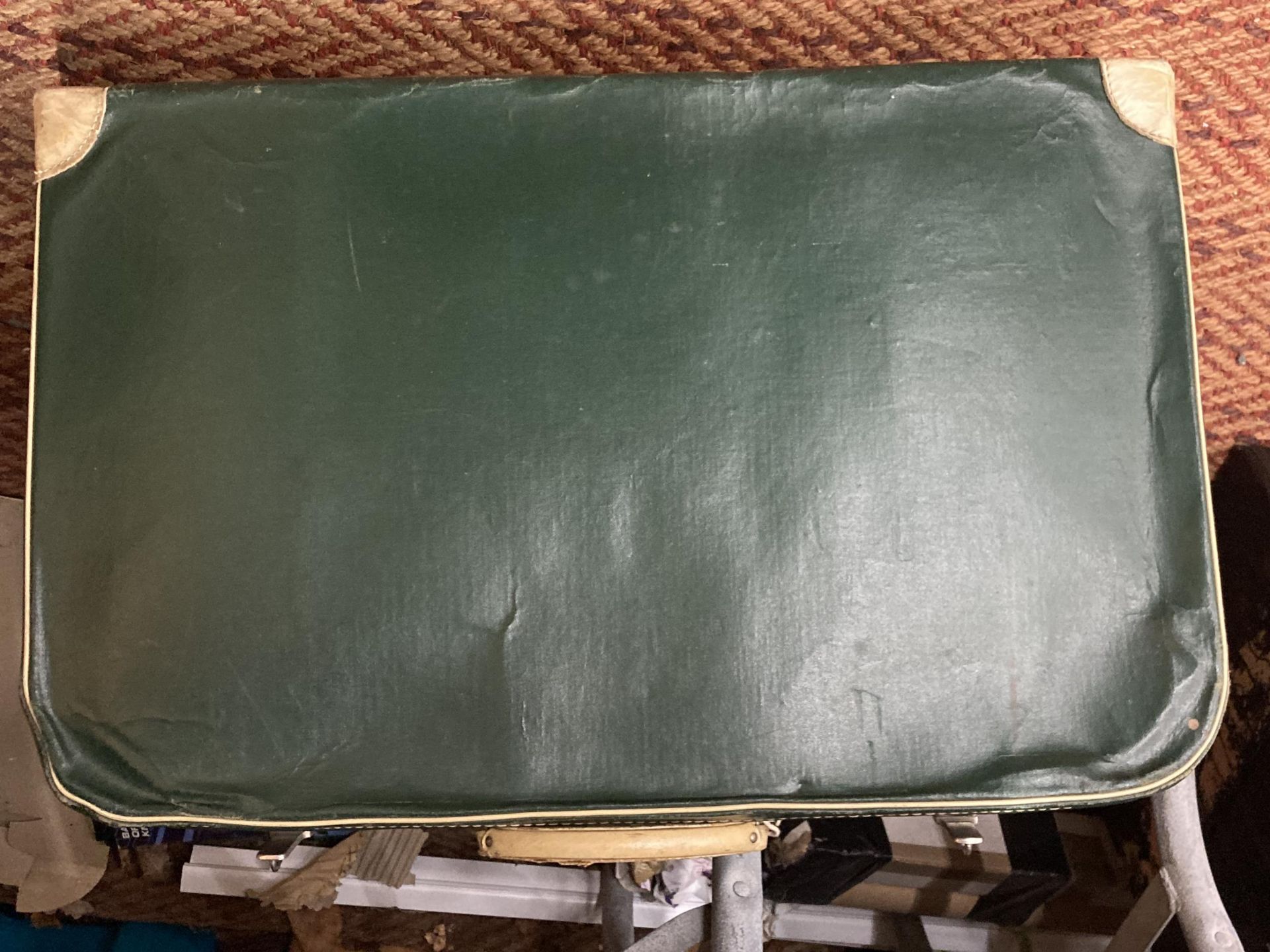 A VINTAGE GREEN LEATHER SUITCASE