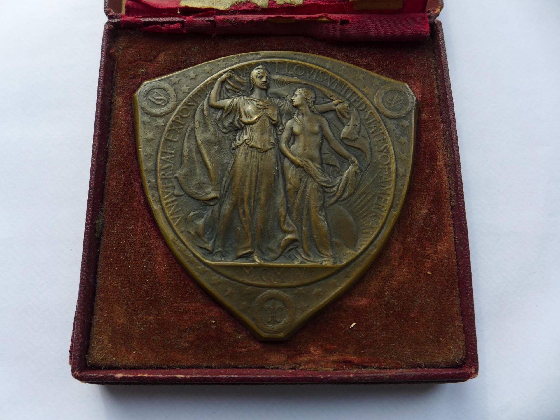 A CASED U.S.A. SAINT LOUIS 1904 BRONZE LOUISIANA PURCHASE EXPOSITION GOLD MEDAL, HEIGHT 7CM, WIDTH - Image 3 of 4