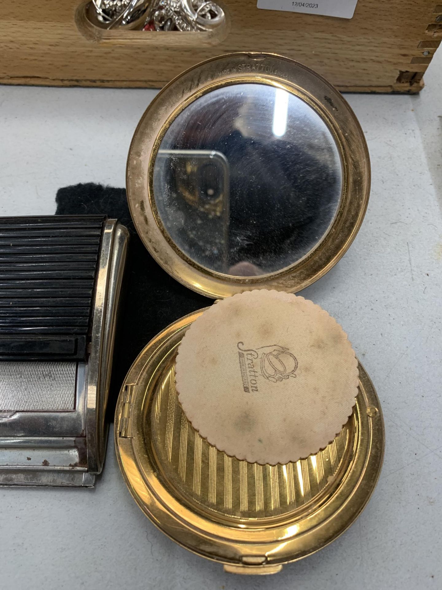 A VINTAGE STRATTON AND AN ART DECO ROLL TOP DESK COMPACT - Image 2 of 3