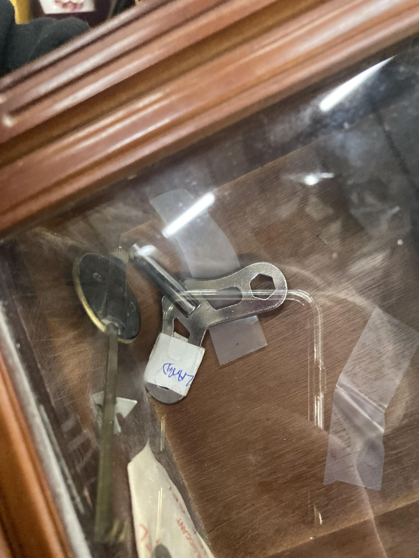 A VINTAGE STYLE WALL CLOCK WITH KEY AND PENDULUM - WORKING AT TIME OF CATALOGUING - Image 4 of 4