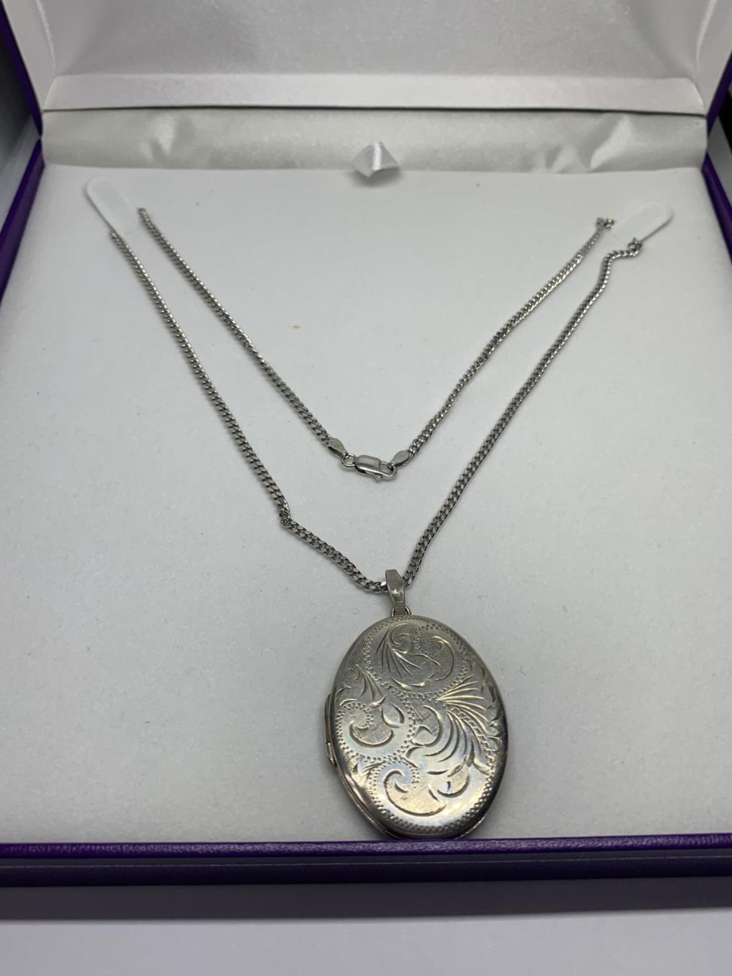 A SILVER NECKLACE WITH HALLMARKED BIRMINGHAM SILVER LOCKET IN A PRESENTATION BOX