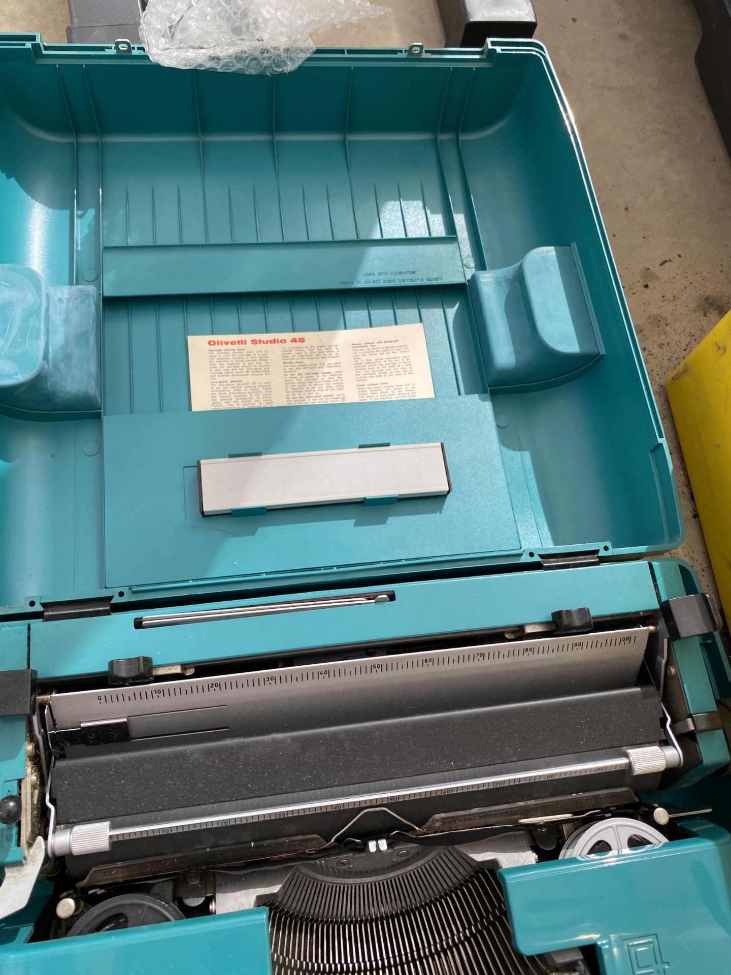 A CASED OLIVETTI STUDIO 45 TYPEWRITER - Image 3 of 3