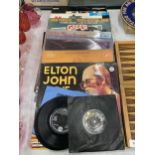 A COLLECTION OF 33RPM AND 45RPM VINYL RECORDS TO INCLUDE GREASE, ELTON JOHN, THE BEACH BOYS, ETC