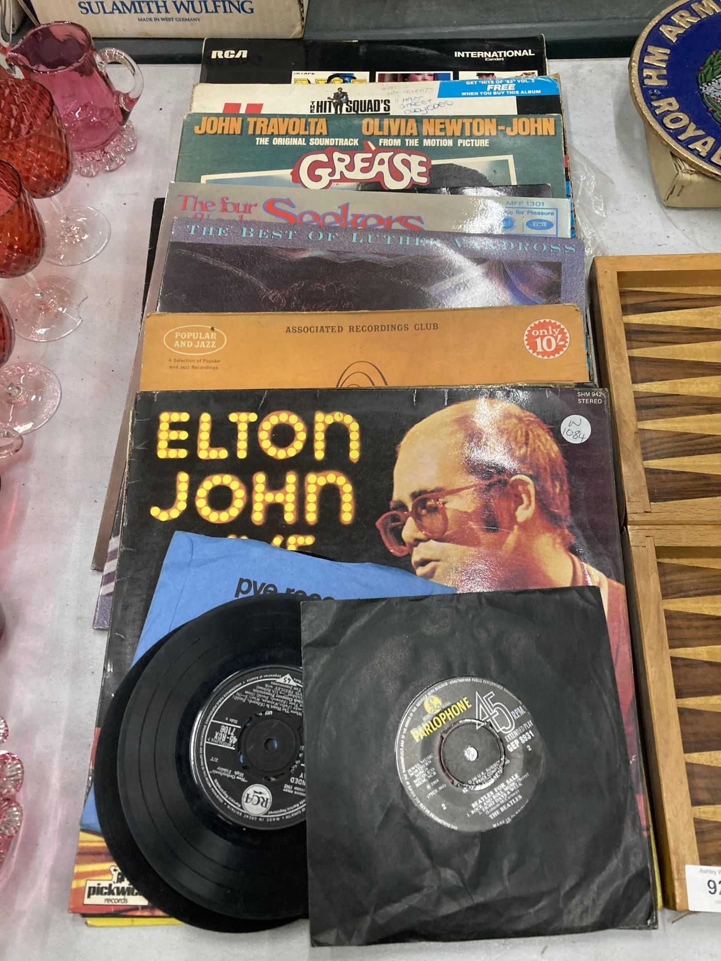 A COLLECTION OF 33RPM AND 45RPM VINYL RECORDS TO INCLUDE GREASE, ELTON JOHN, THE BEACH BOYS, ETC