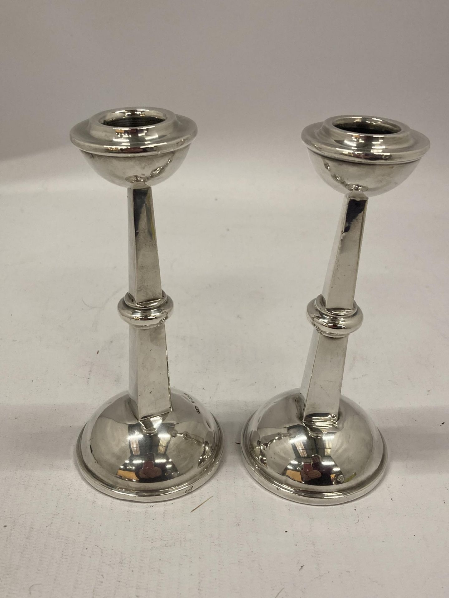 A PAIR OF ART DECO SILVER CANDLESTICKS, HALLMARKS FOR BIRMINGHAM, 1924, MAKERS HARRISON & HIPWOOD,