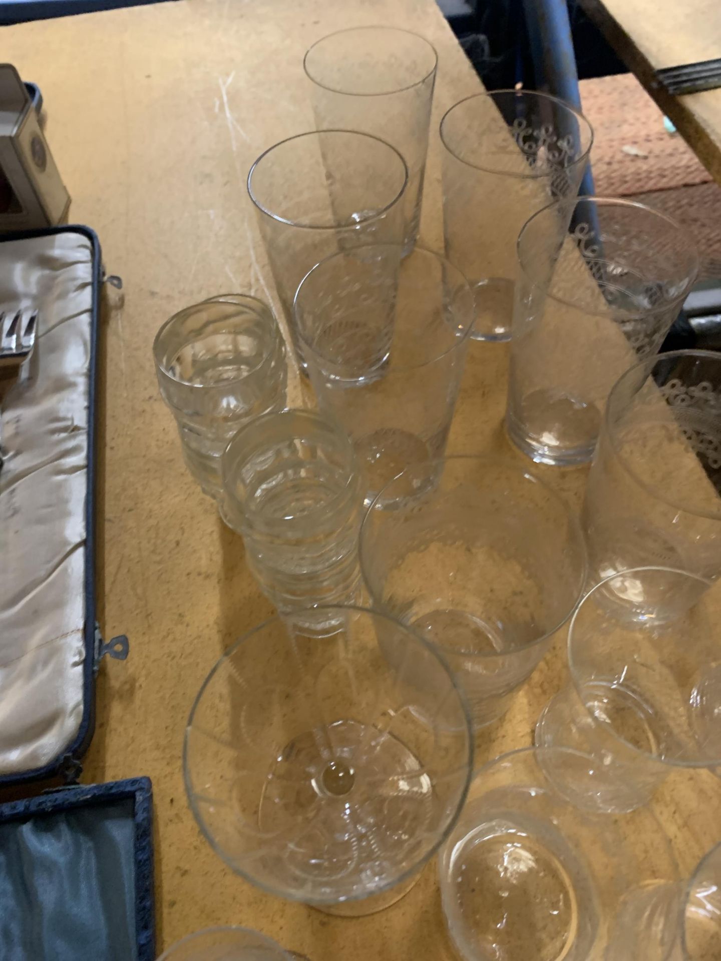 A QUANTITY OF GLASSWARE TO INCLUDE TWO LIQOUR GLASSES, FOUR SMALL AND SEVEN TALL TUMBLERS - Bild 3 aus 4