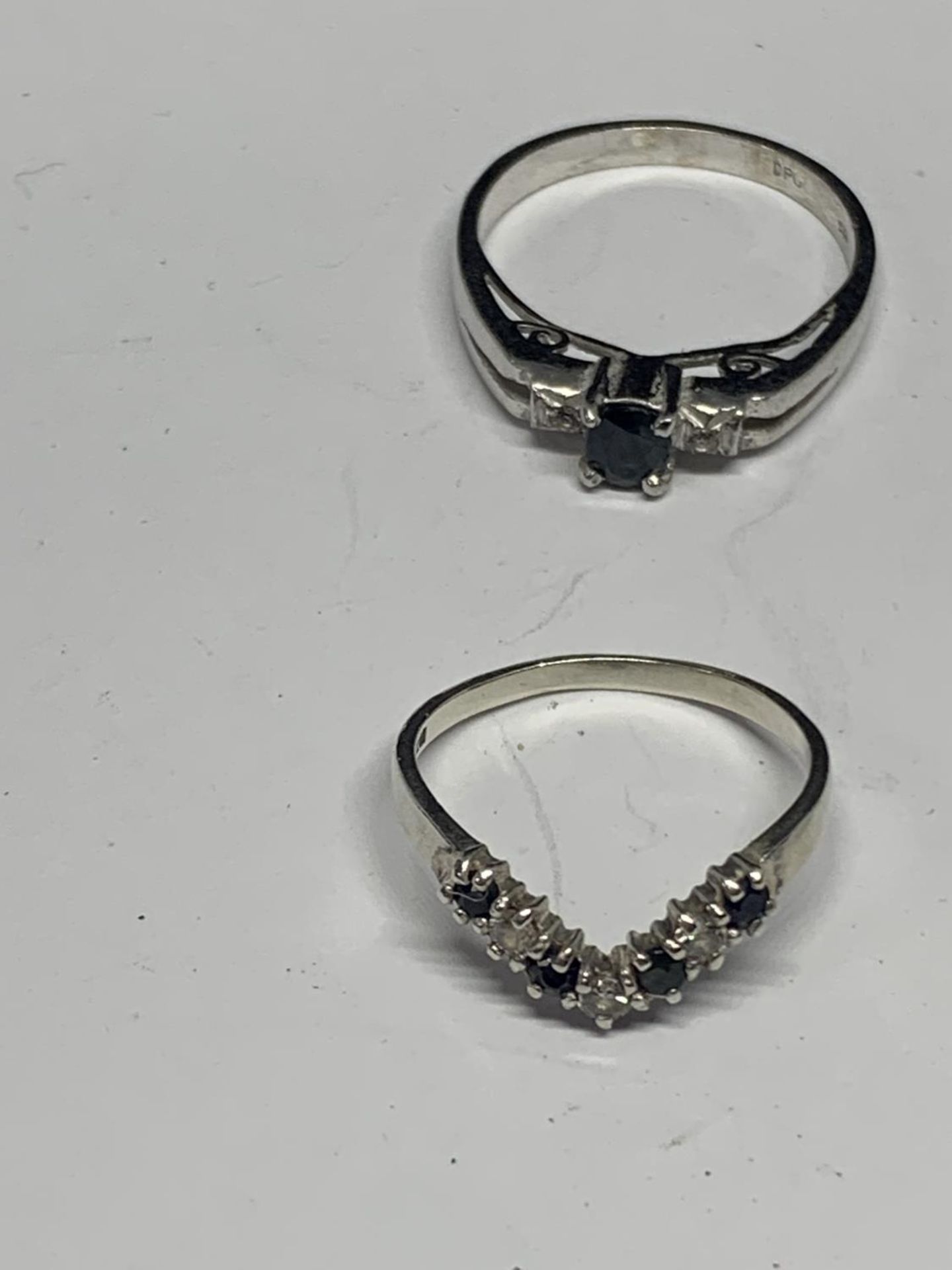 FOUR VARIOUS SILVER RINGS - Image 2 of 3