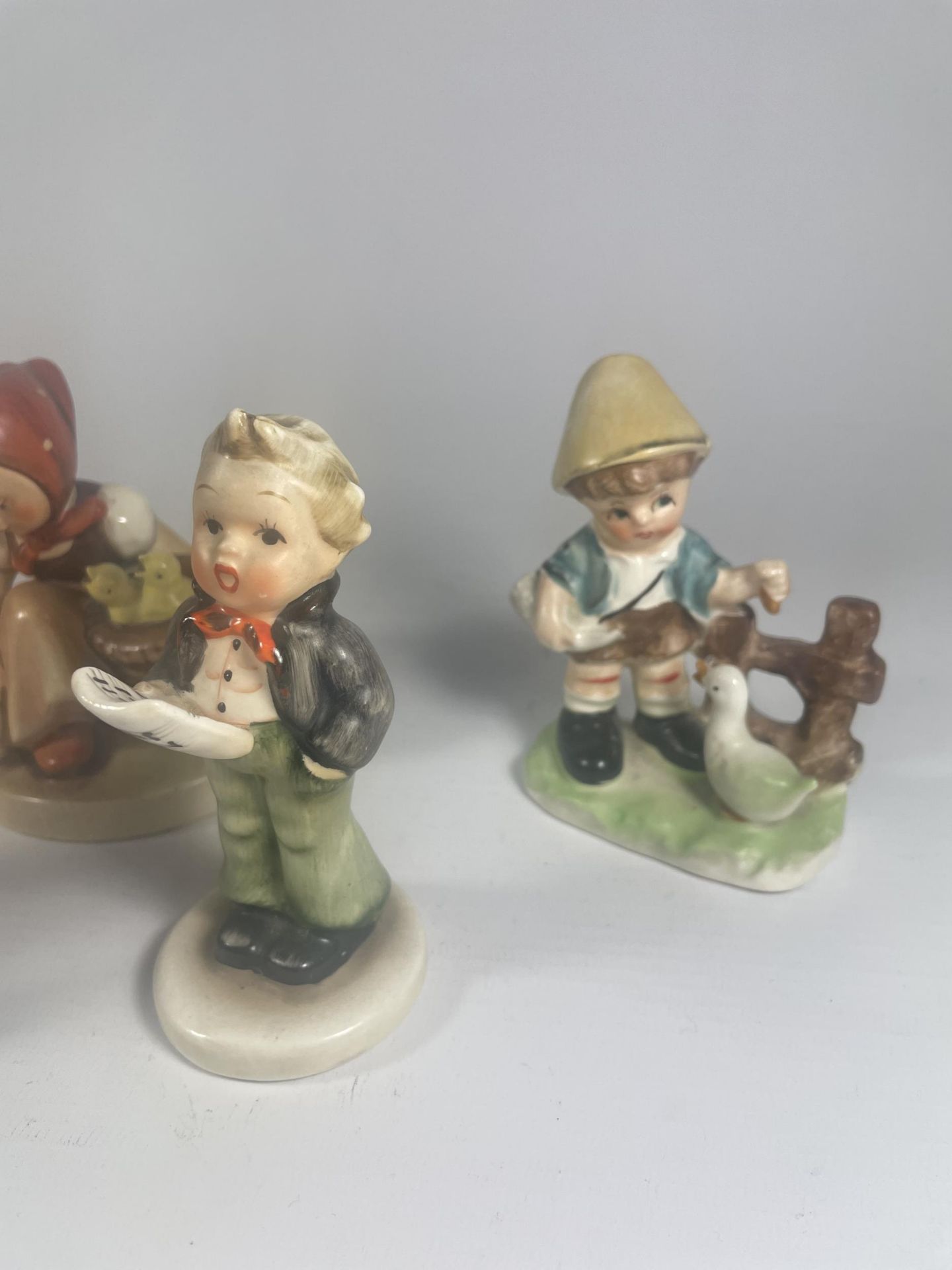 A GROUP OF FIVE VINTAGE GOEBEL HUMMEL FIGURES TO INCLUDE CHOIR BOY ETC - Image 4 of 5