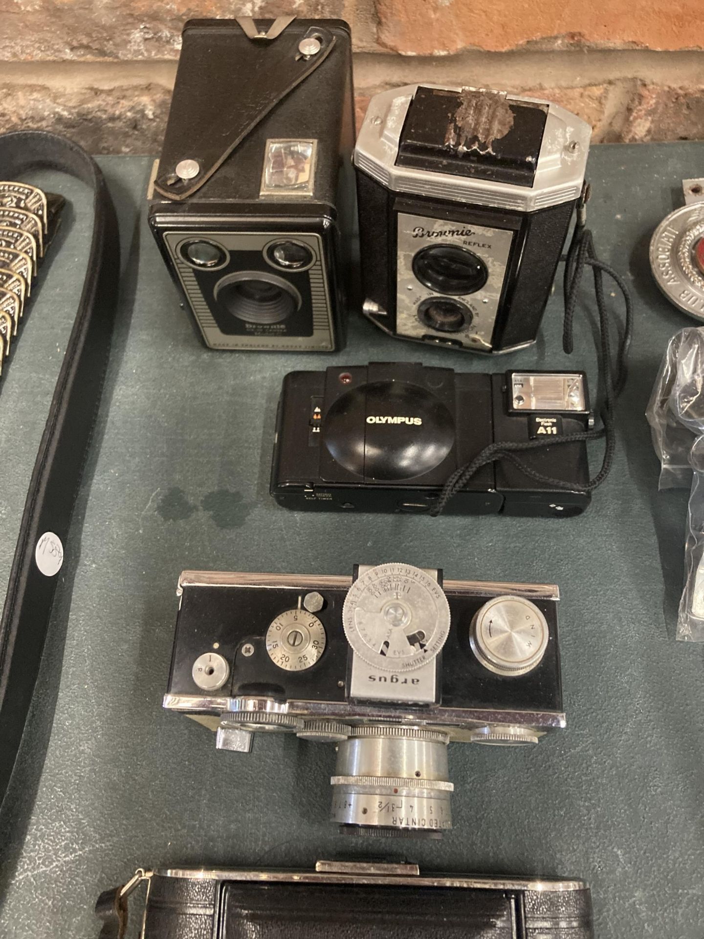 A QUANTITY OF VINTAGE CAMERAS TO INCLUDE A BROWNIE SIX-20, BROWNIE REFLEX, RETINA II, ARGUS, ETC - 7 - Image 3 of 5