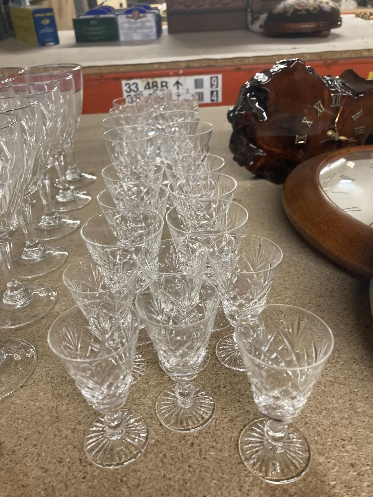 A QUANTITY OF GLASSES TO INCLUDE WINE AND CUT GLASS SHERRY AND PORT GLASSES - Image 2 of 5