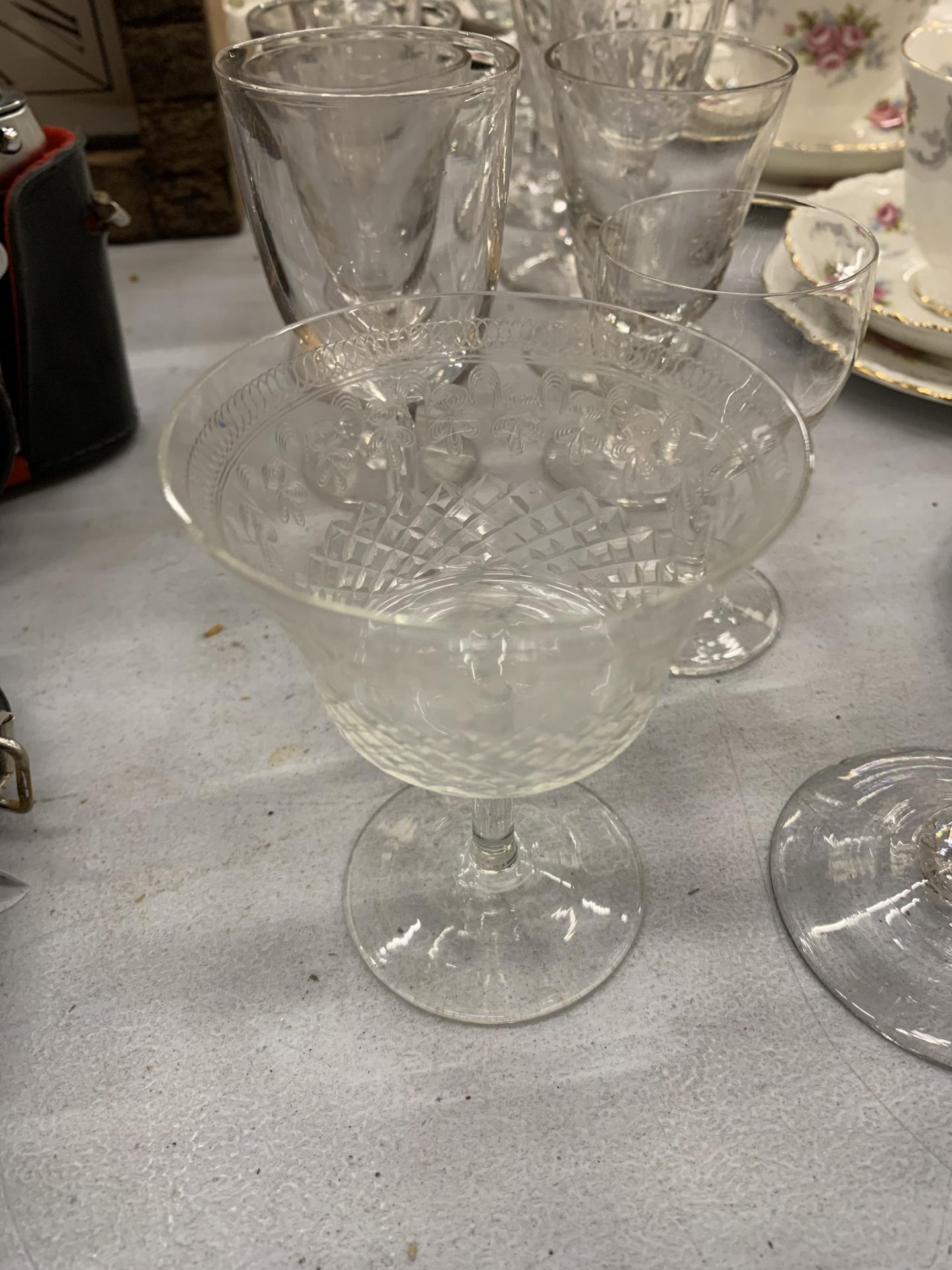 A QUANTITY OF VINTAGE GLASSES TO INCLUDE A RUMMER GLASS - Image 2 of 4