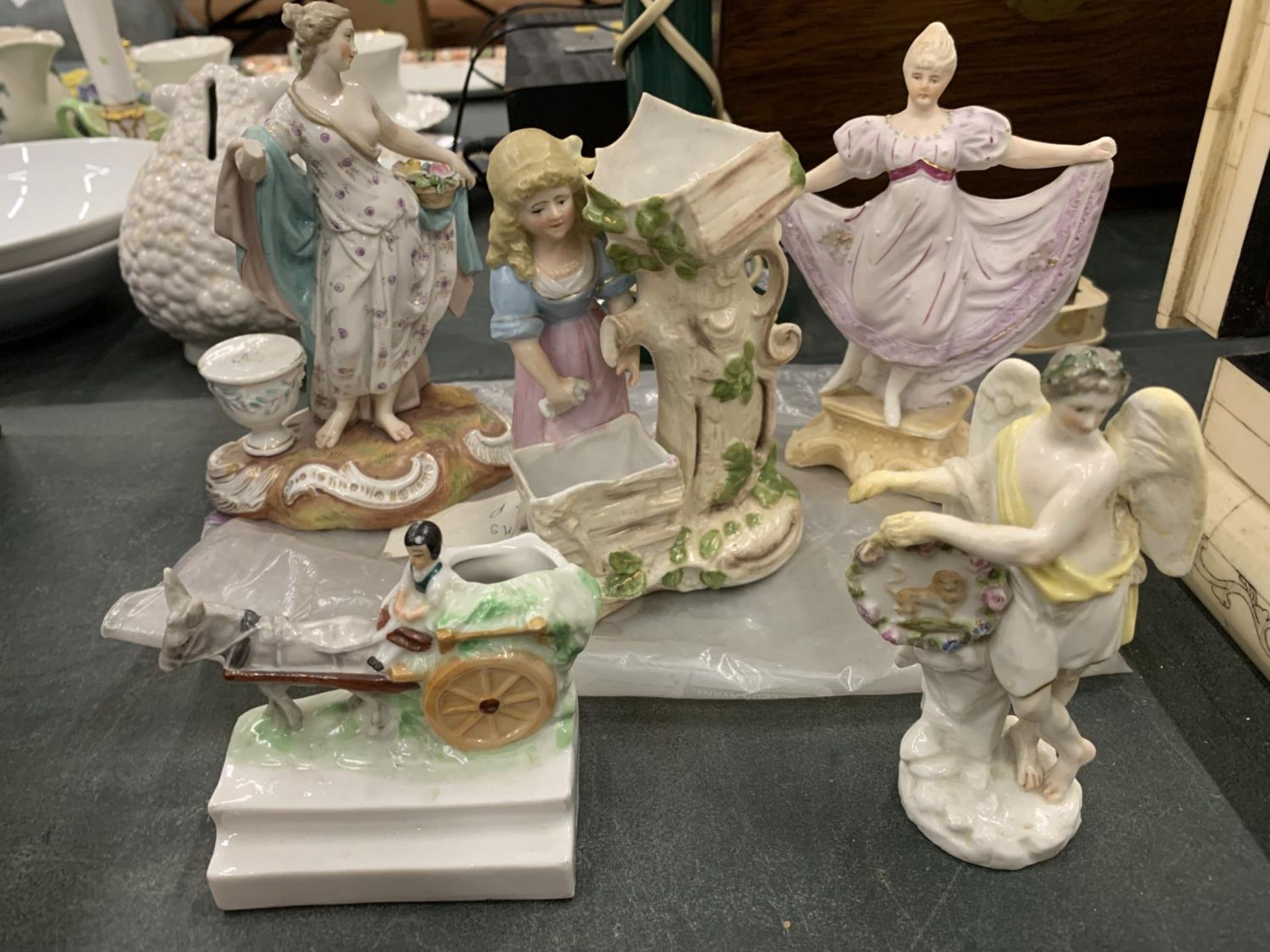 A QUANTITY OF VINTAGE CERAMICS TO INCLUDE CONTINENTAL