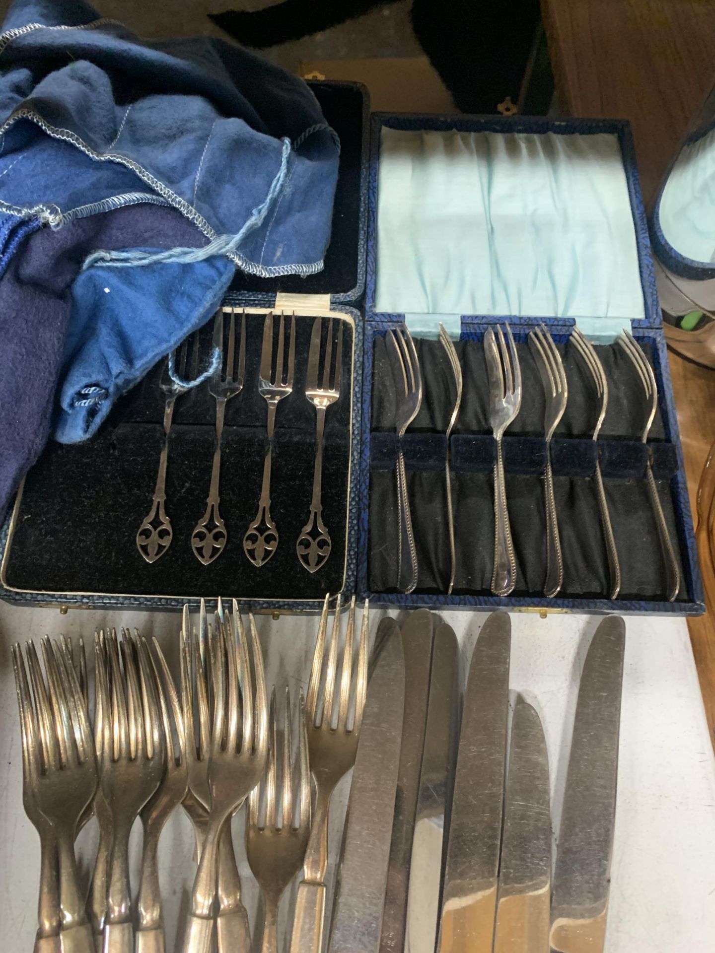 A QUANTITY OF VINTAGE FLATWARE TO INCLUDE CRUMB TRAY - Image 5 of 5