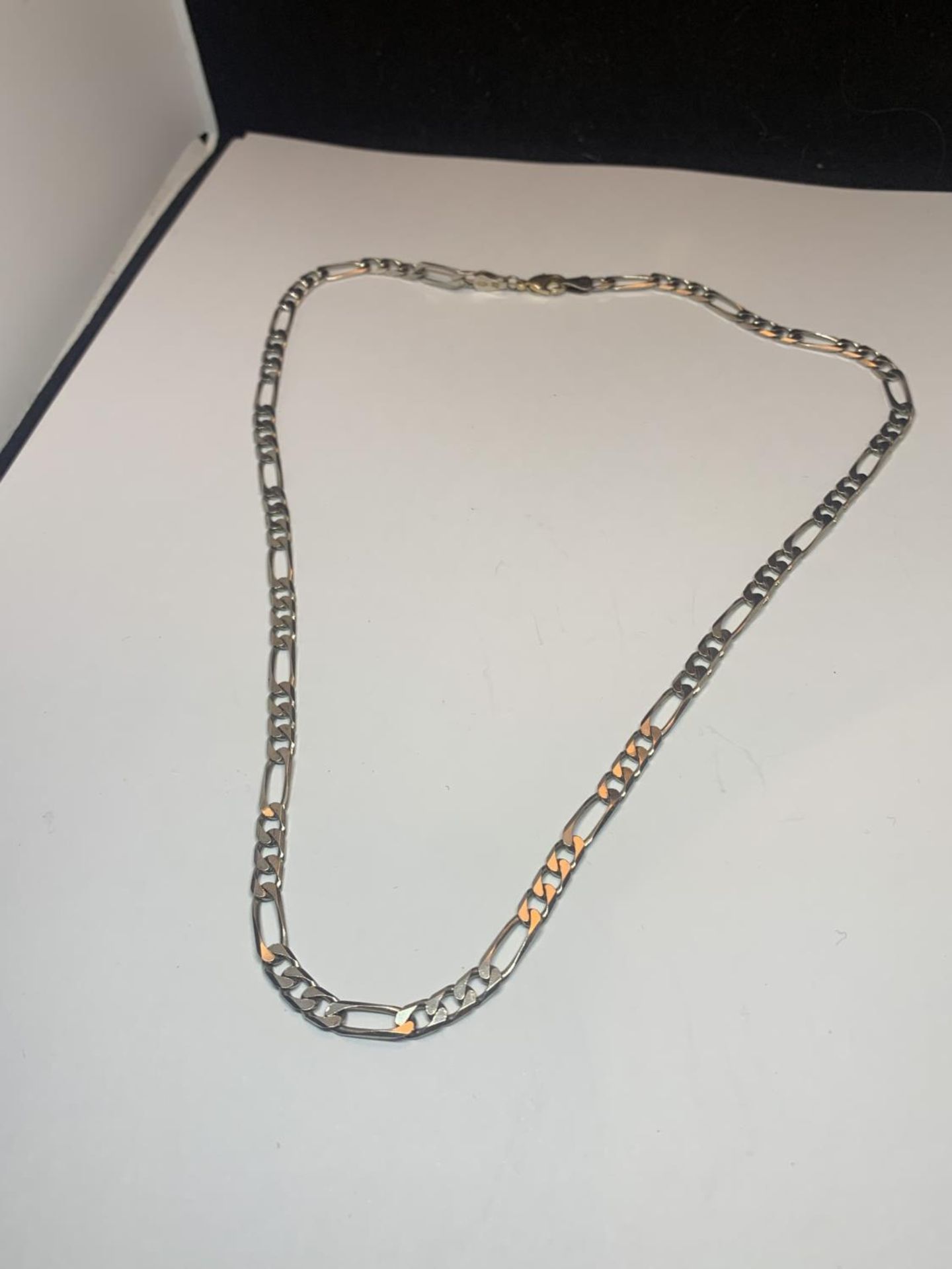 A SILVER FIGARO NECKLACE LENGTH 20 INCHES